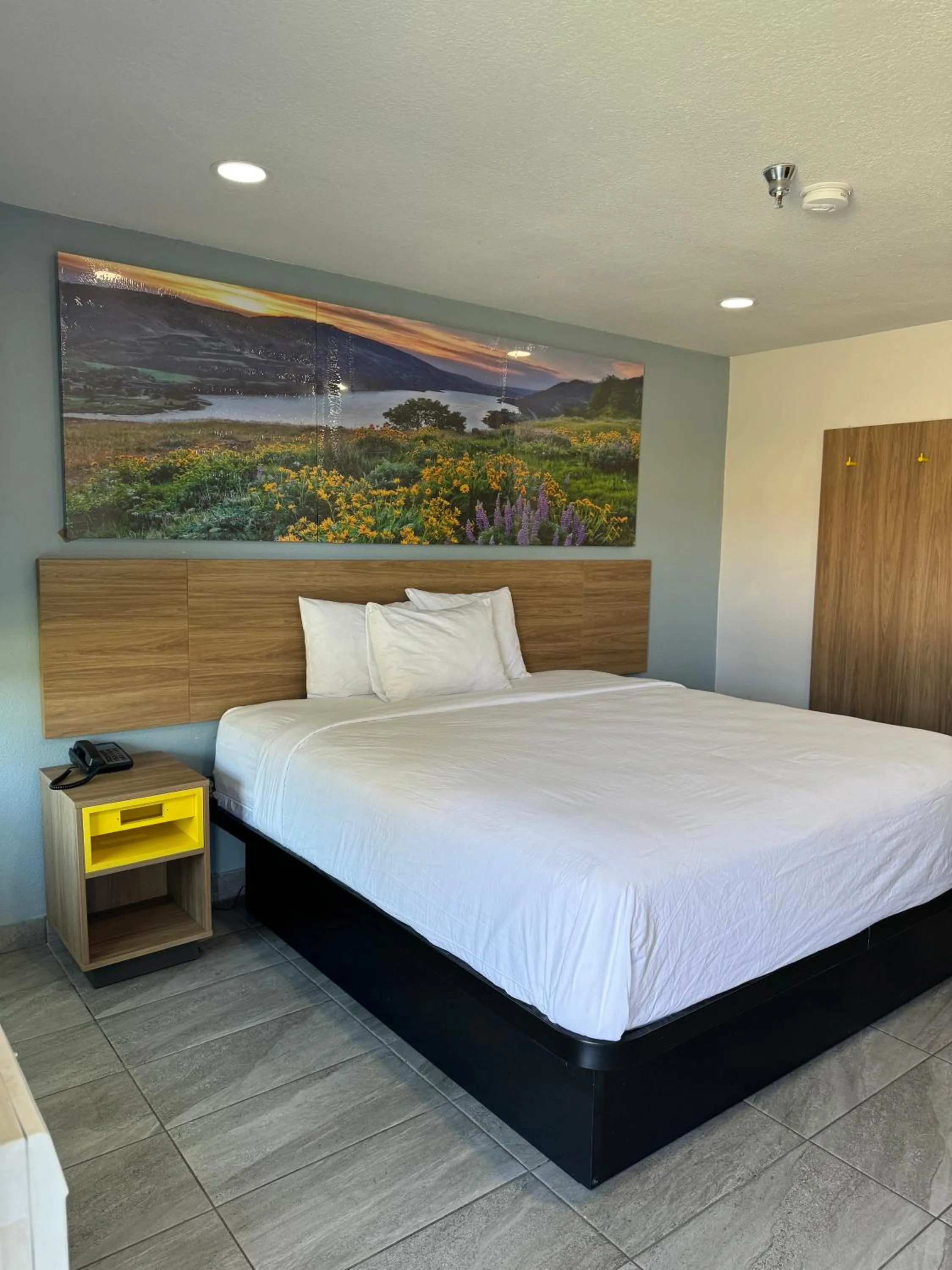 Bed in Days-Inn by Wyndham Bakersfield
