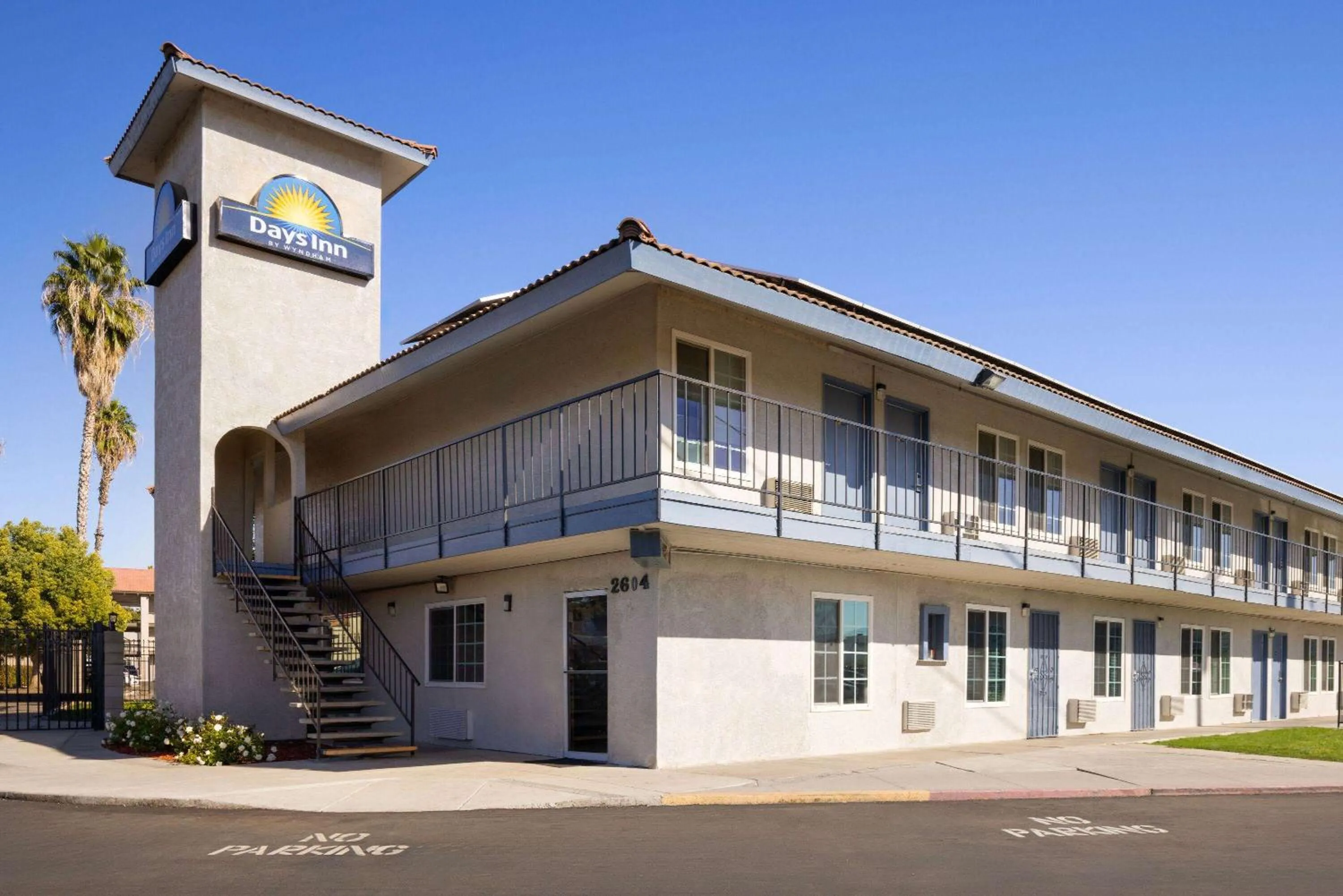 Property building in Days-Inn by Wyndham Bakersfield