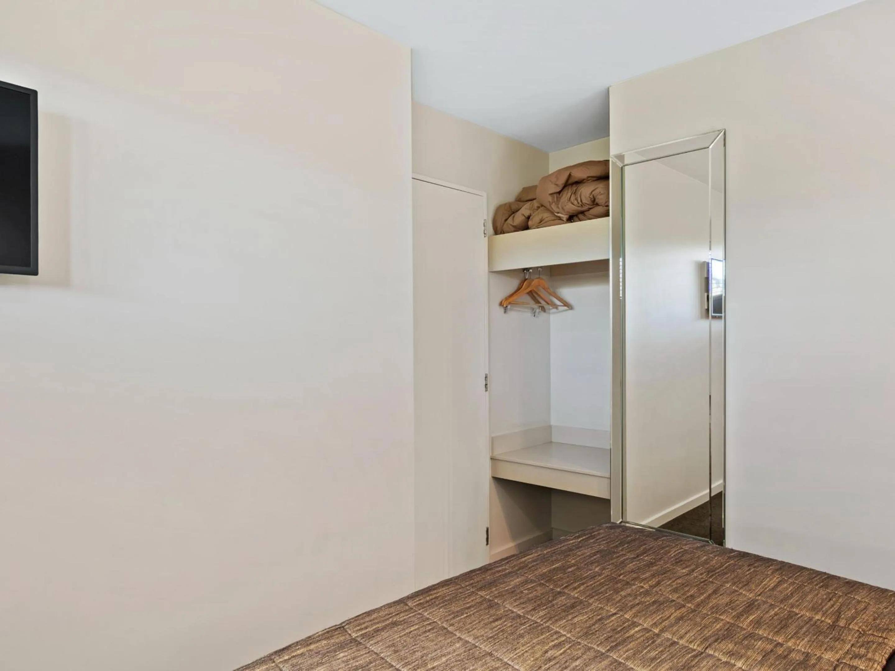 wardrobe, Bed in Clear Ridge Apartments