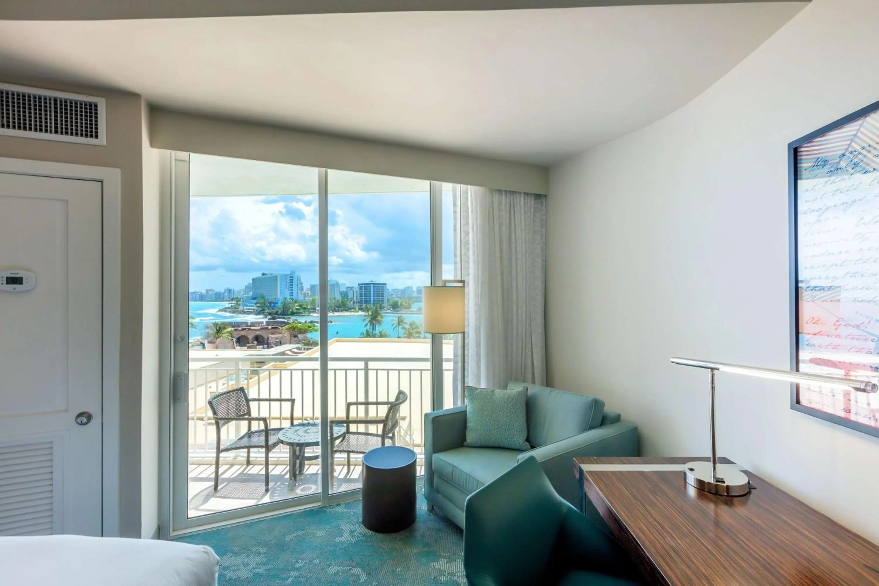 Living room, Bed in Caribe Hilton