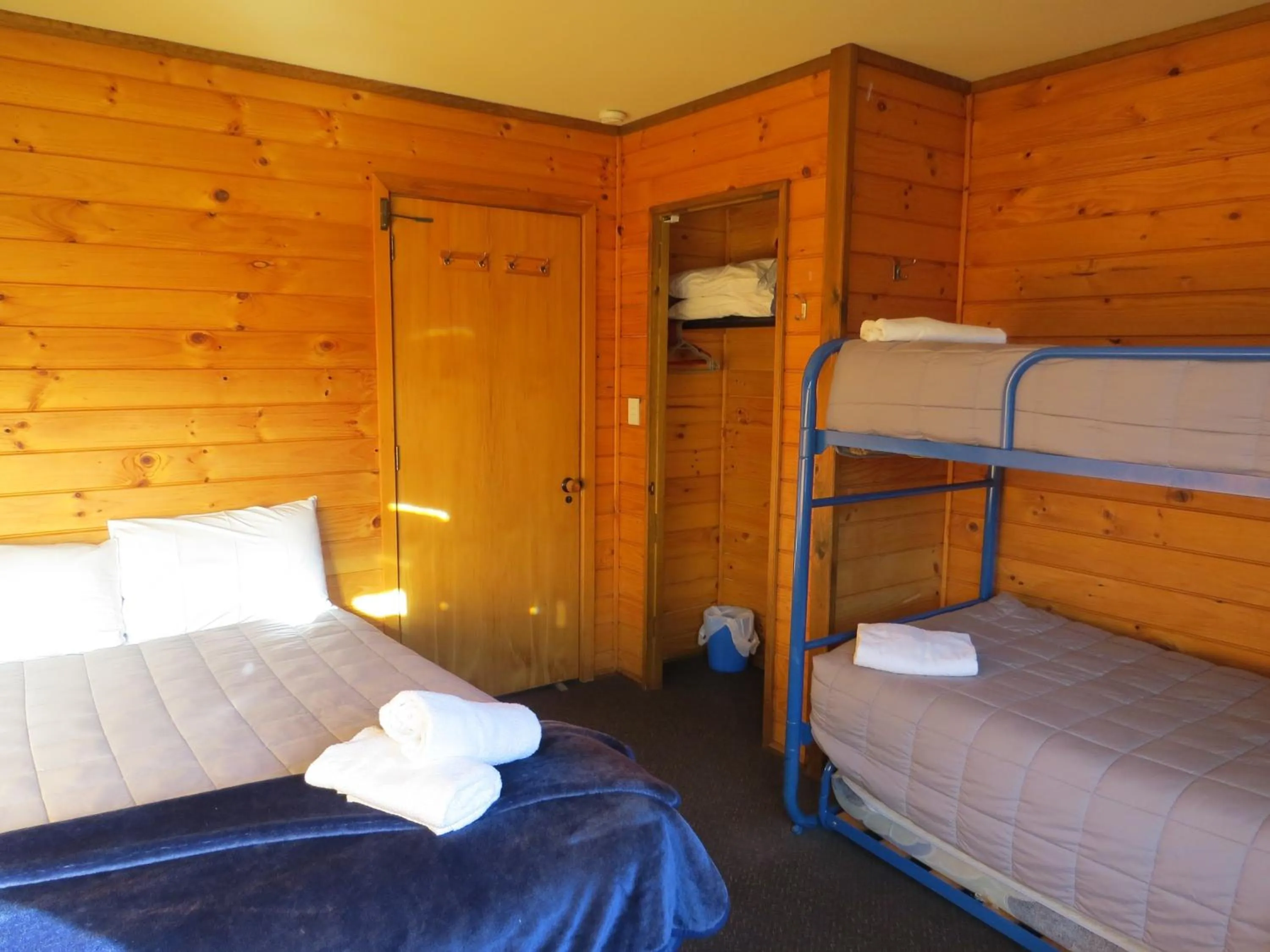 Photo of the whole room, Bed in Altamont Lodge