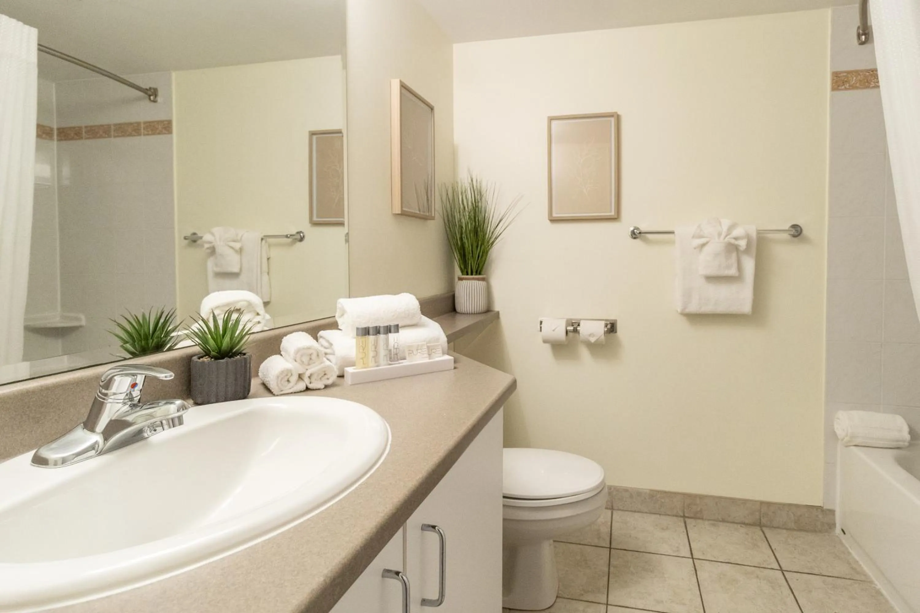 Bath in Hotel Faubourg Montreal Centre-Ville Downtown