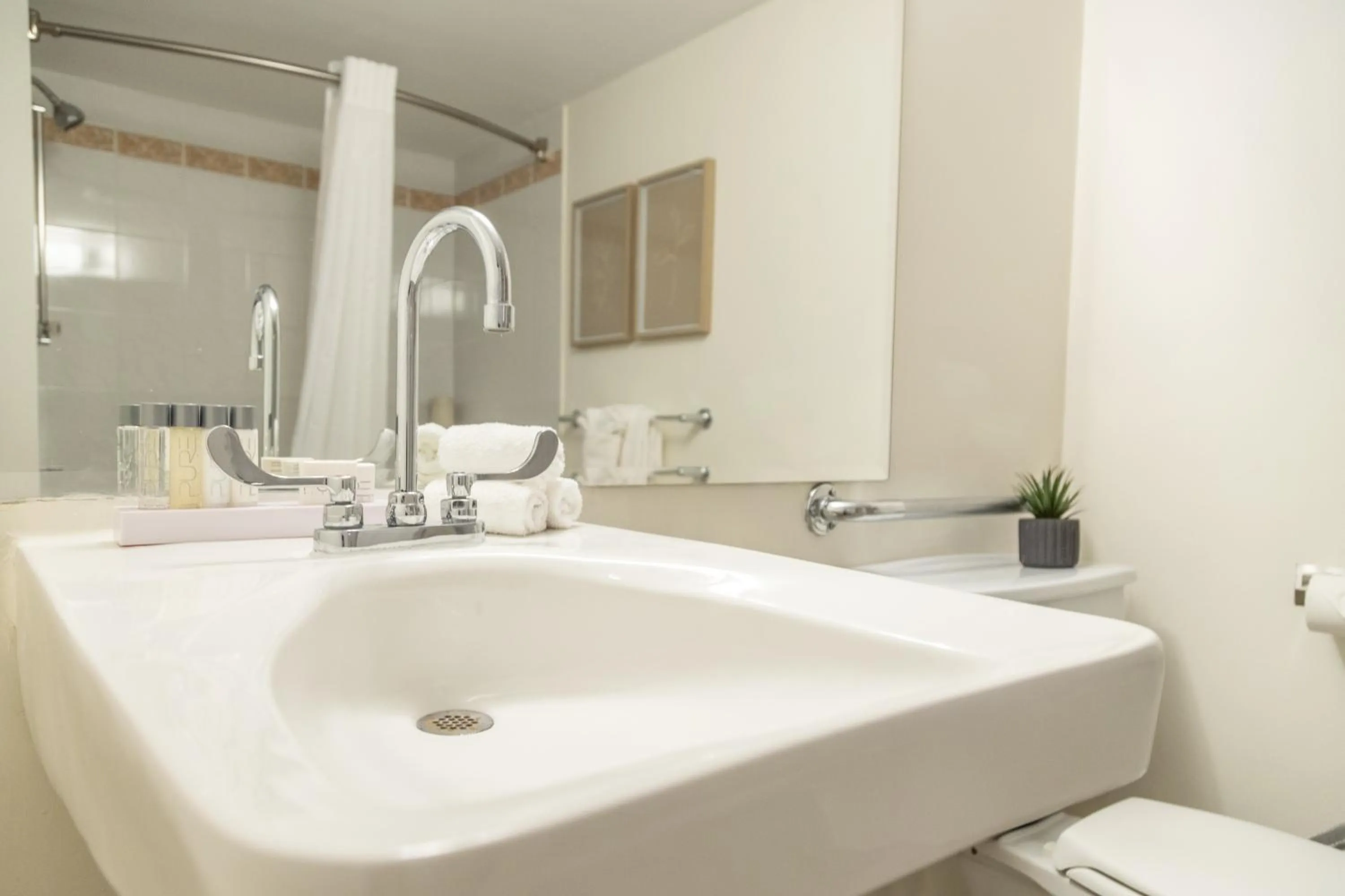Bathroom in Hotel Faubourg Montreal Centre-Ville Downtown