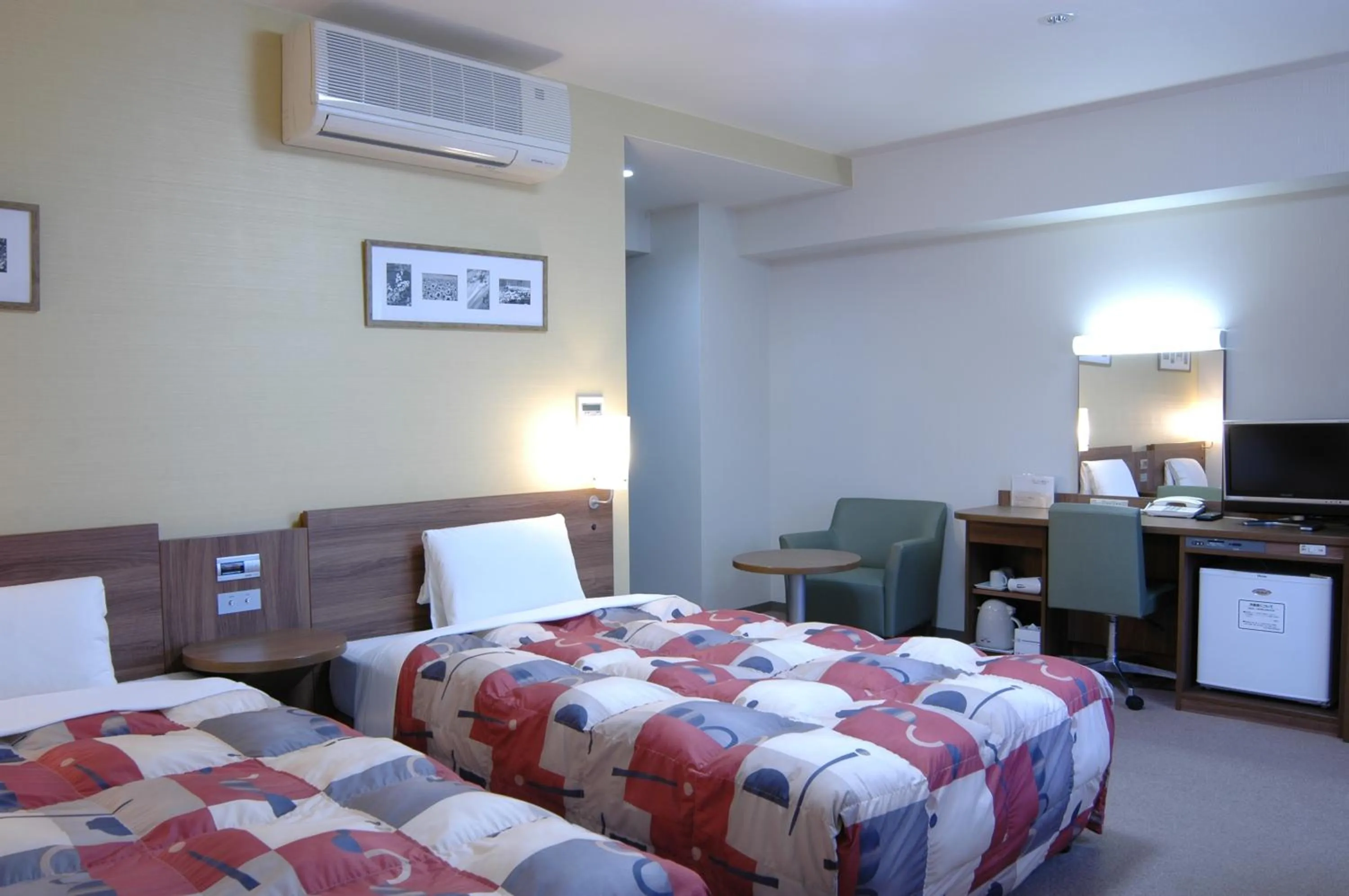 Bed in Hotel Econo Tsu Station