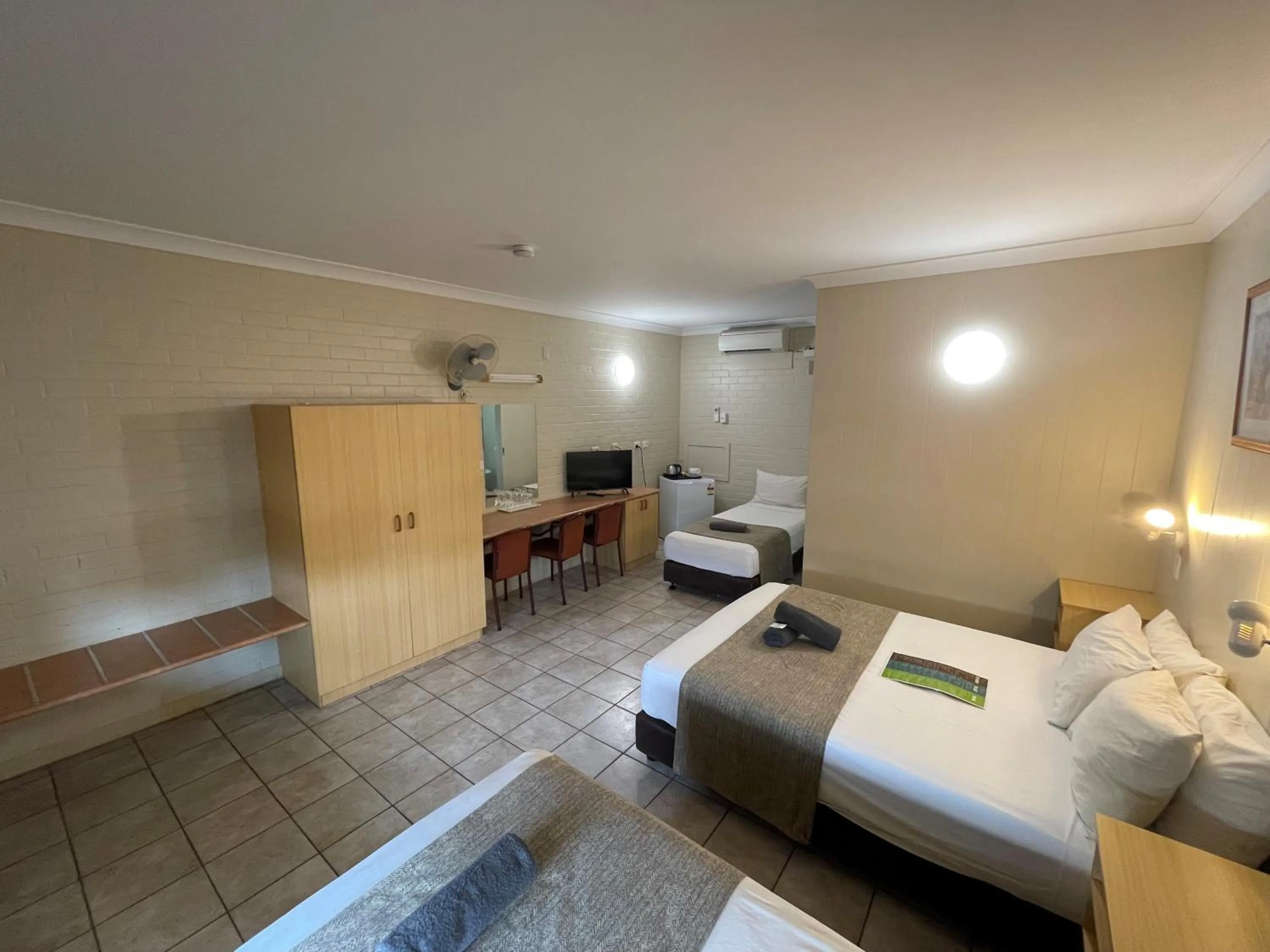 Photo of the whole room, Bed in Pine Tree Motel