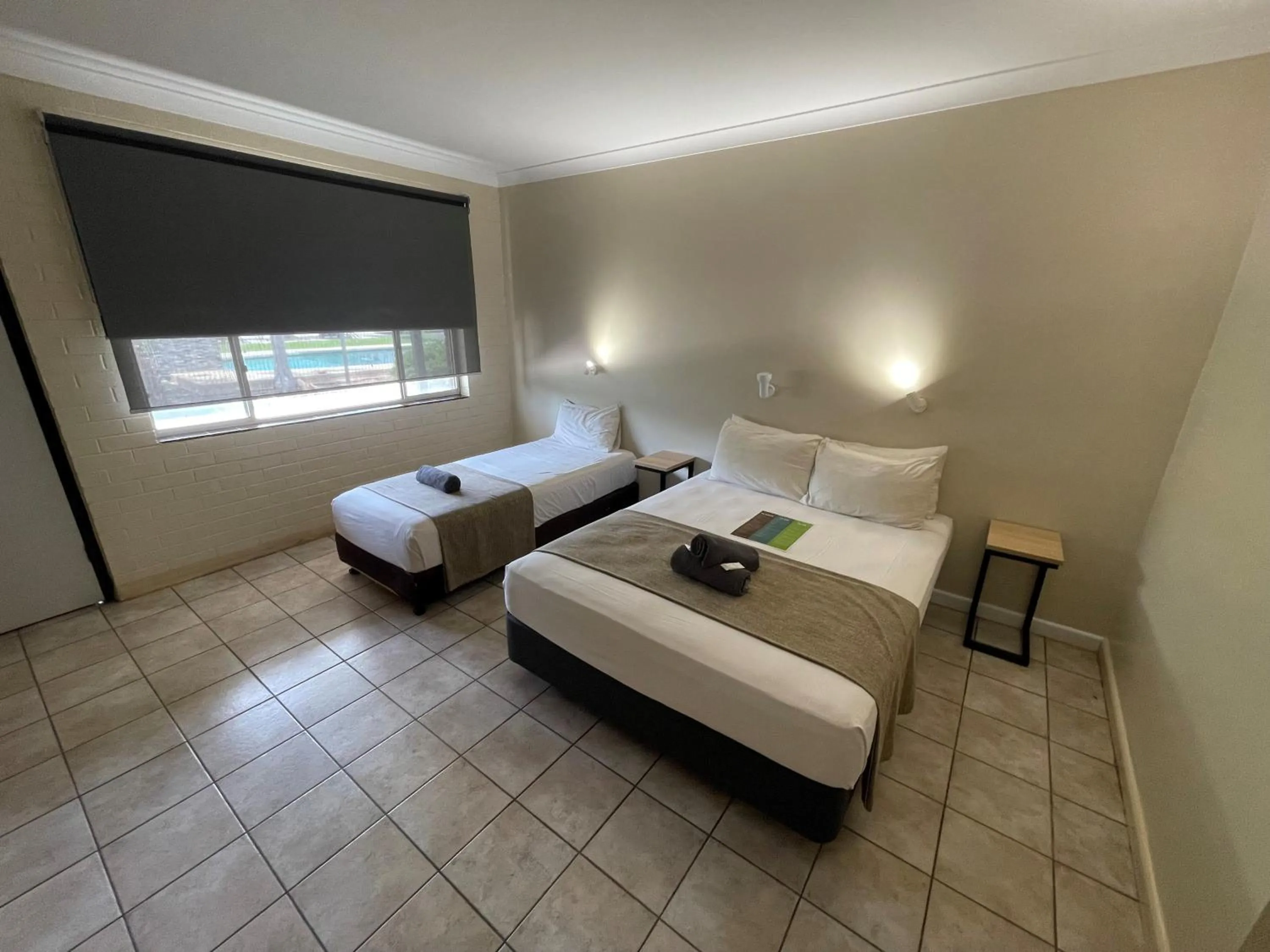 Bedroom, Bed in Pine Tree Motel