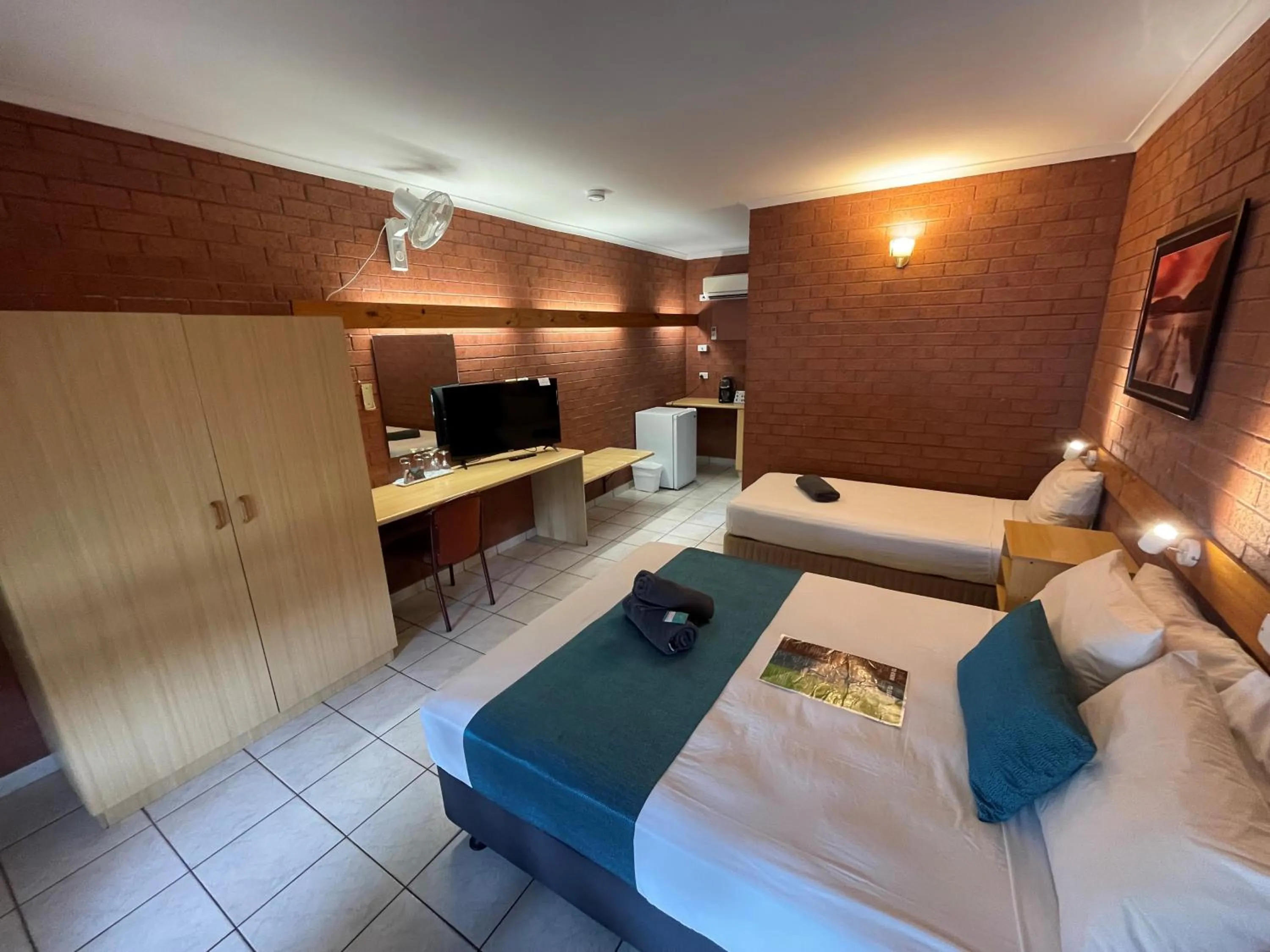 Bedroom, Bed in Pine Tree Motel