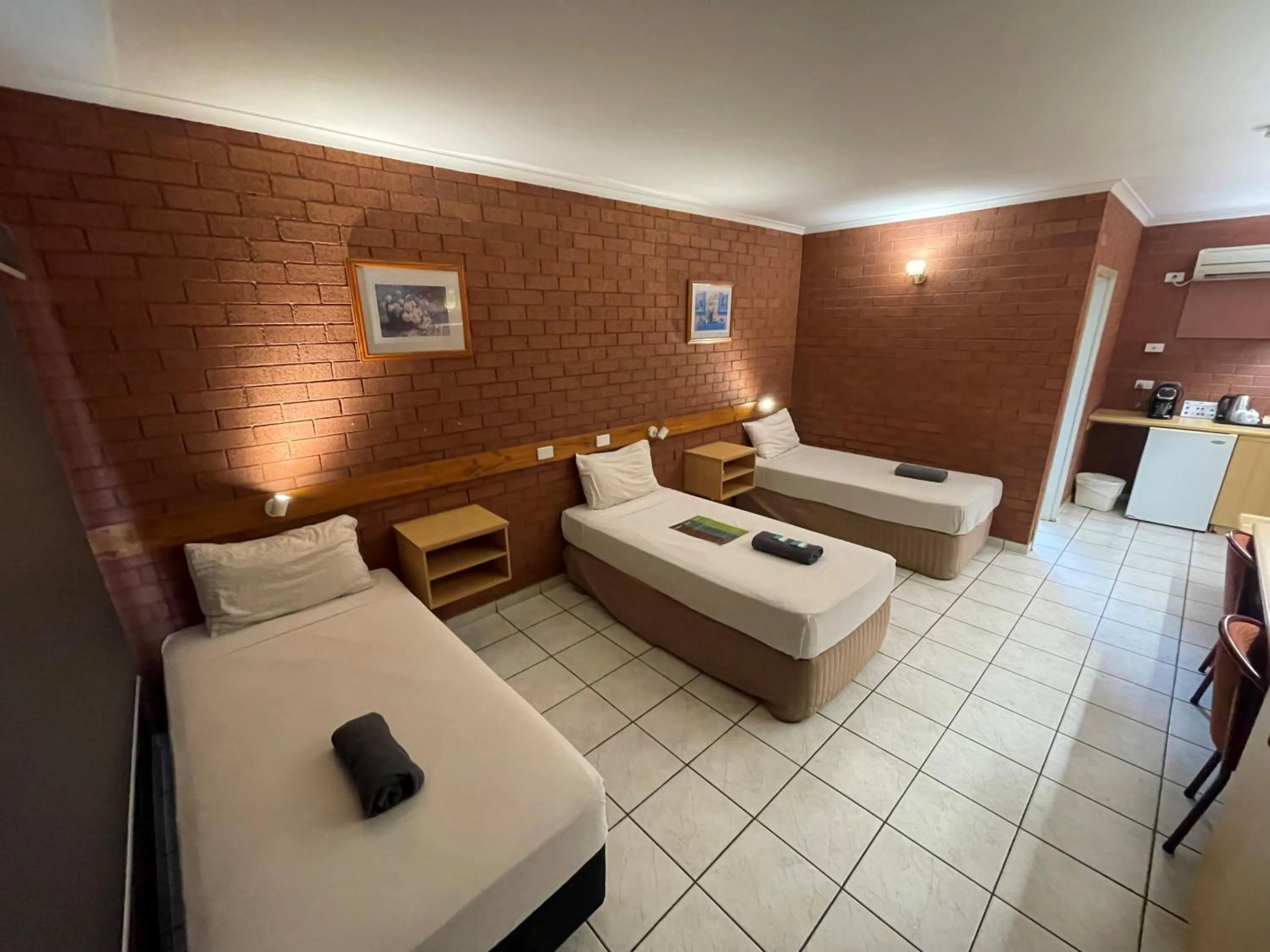 Photo of the whole room, Bed in Pine Tree Motel