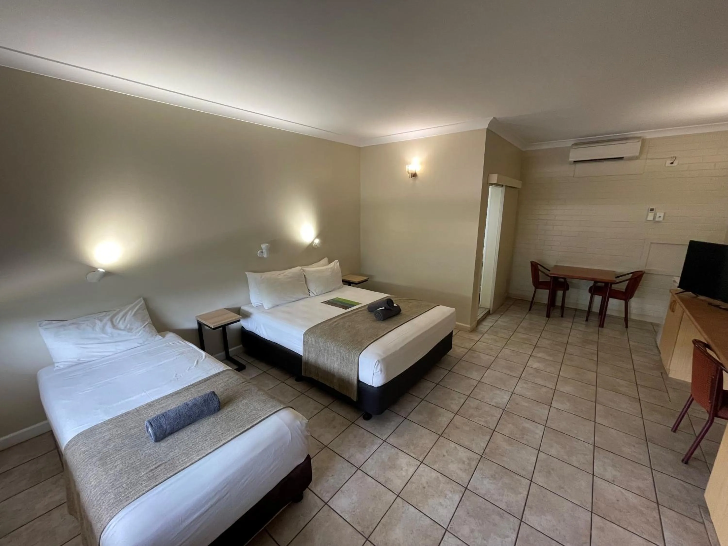 Bedroom, Bed in Pine Tree Motel