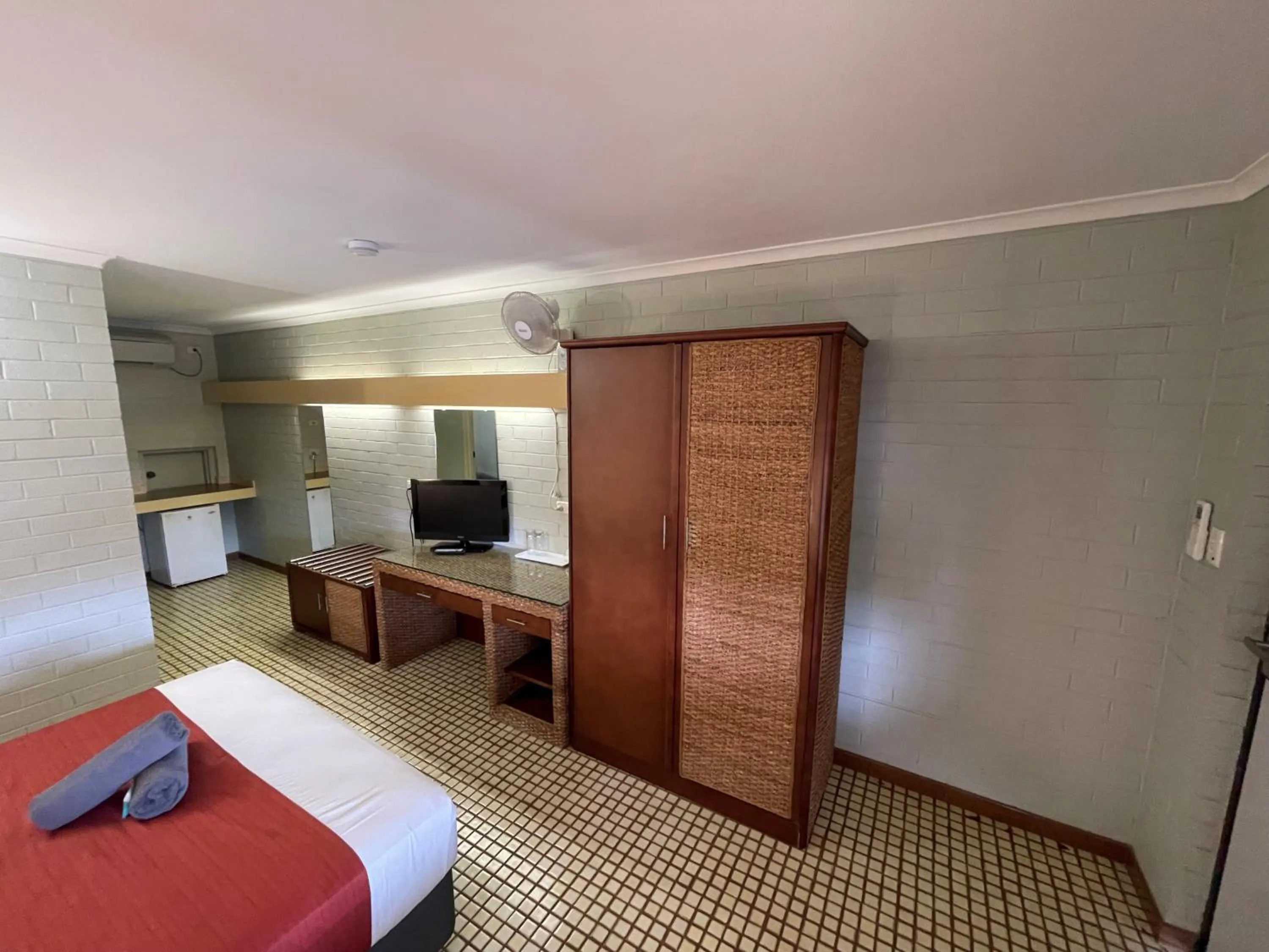 TV and multimedia, Bed in Pine Tree Motel