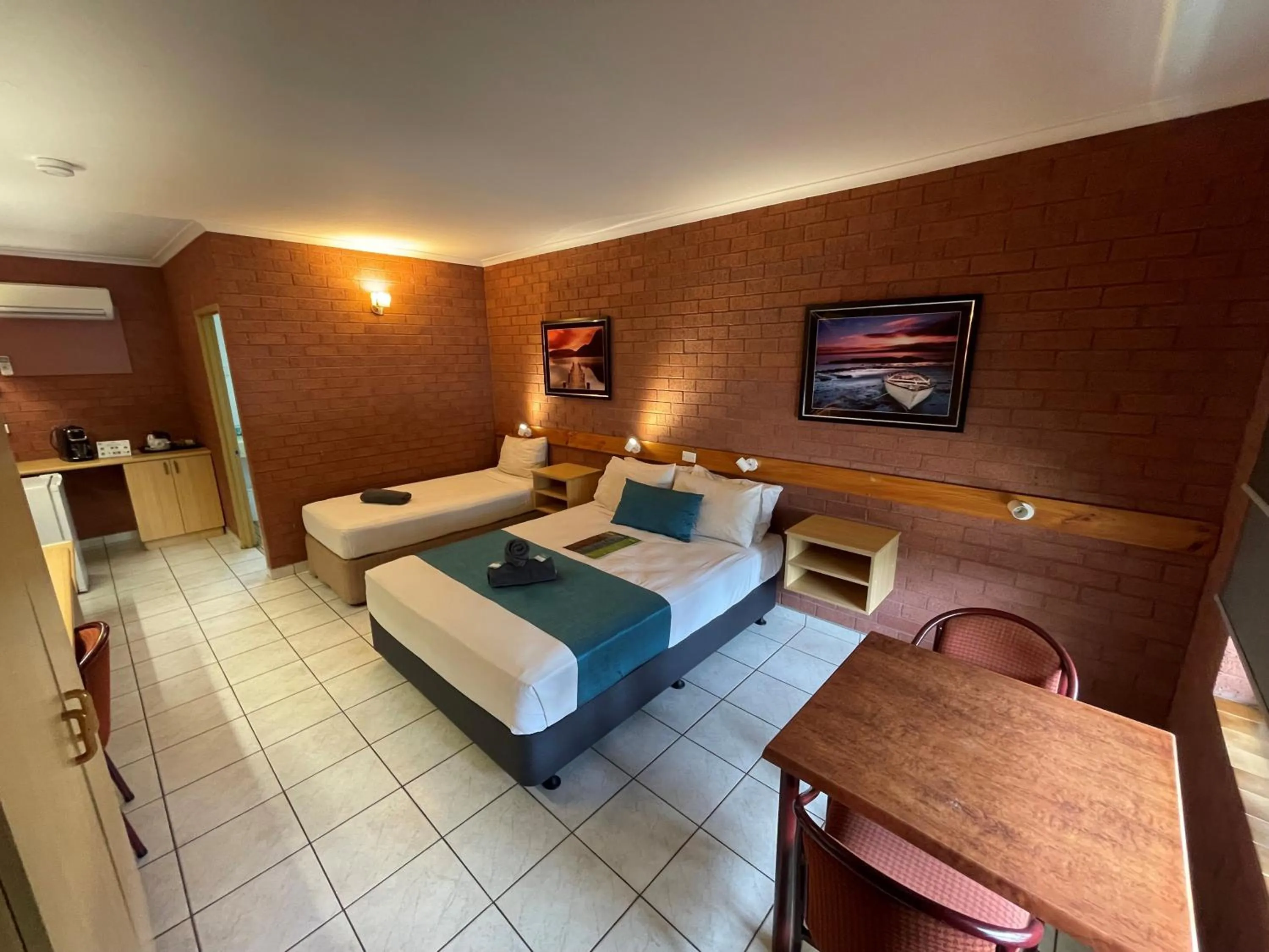 Photo of the whole room, Bed in Pine Tree Motel