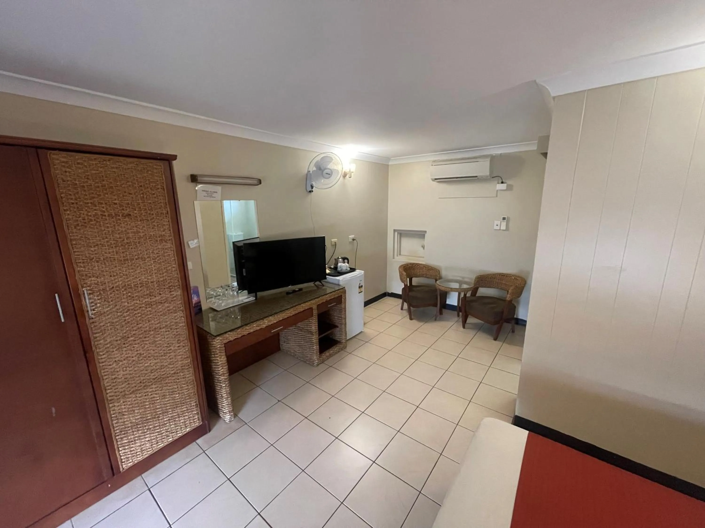 TV and multimedia in Pine Tree Motel