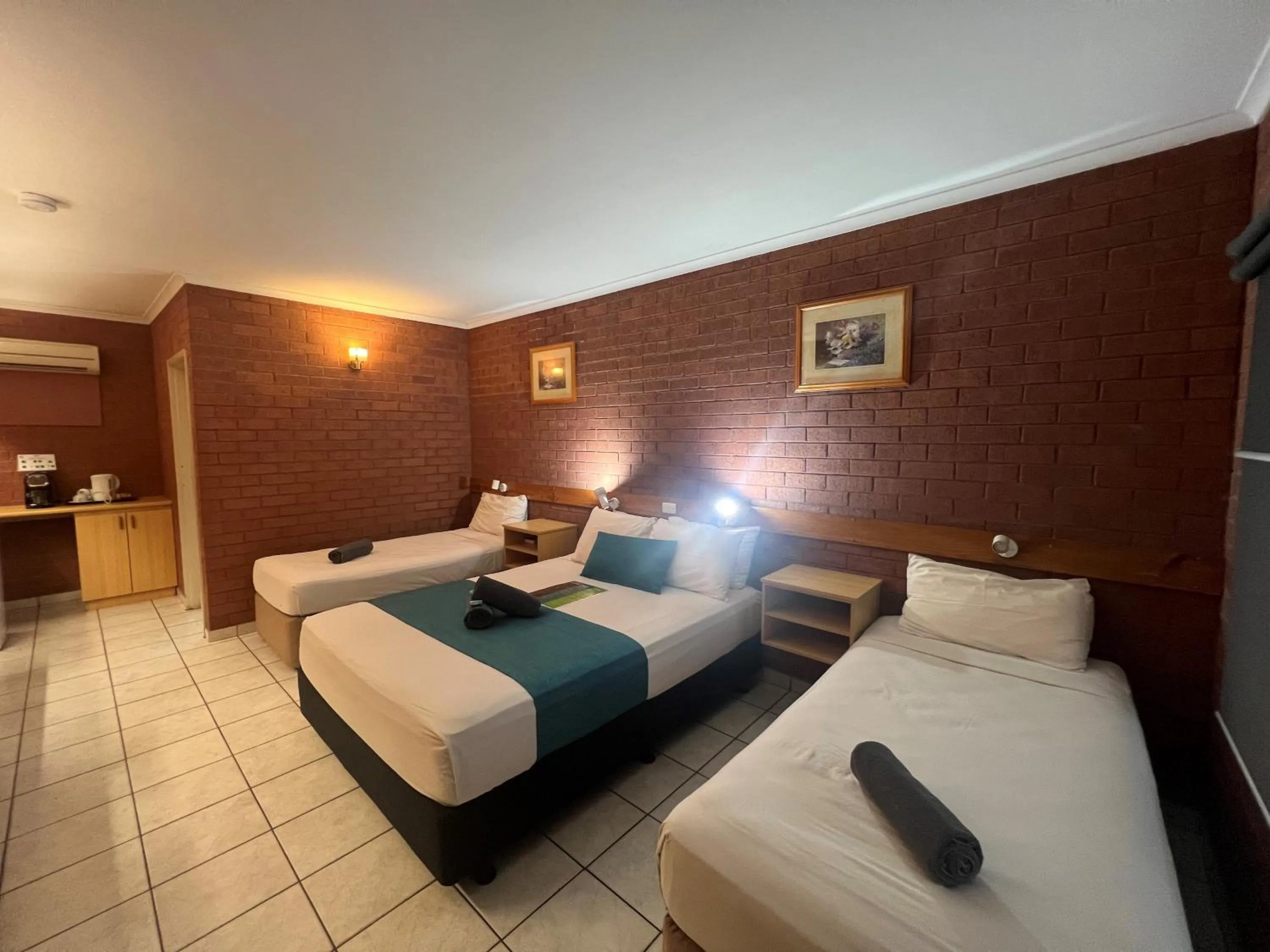 Photo of the whole room, Bed in Pine Tree Motel