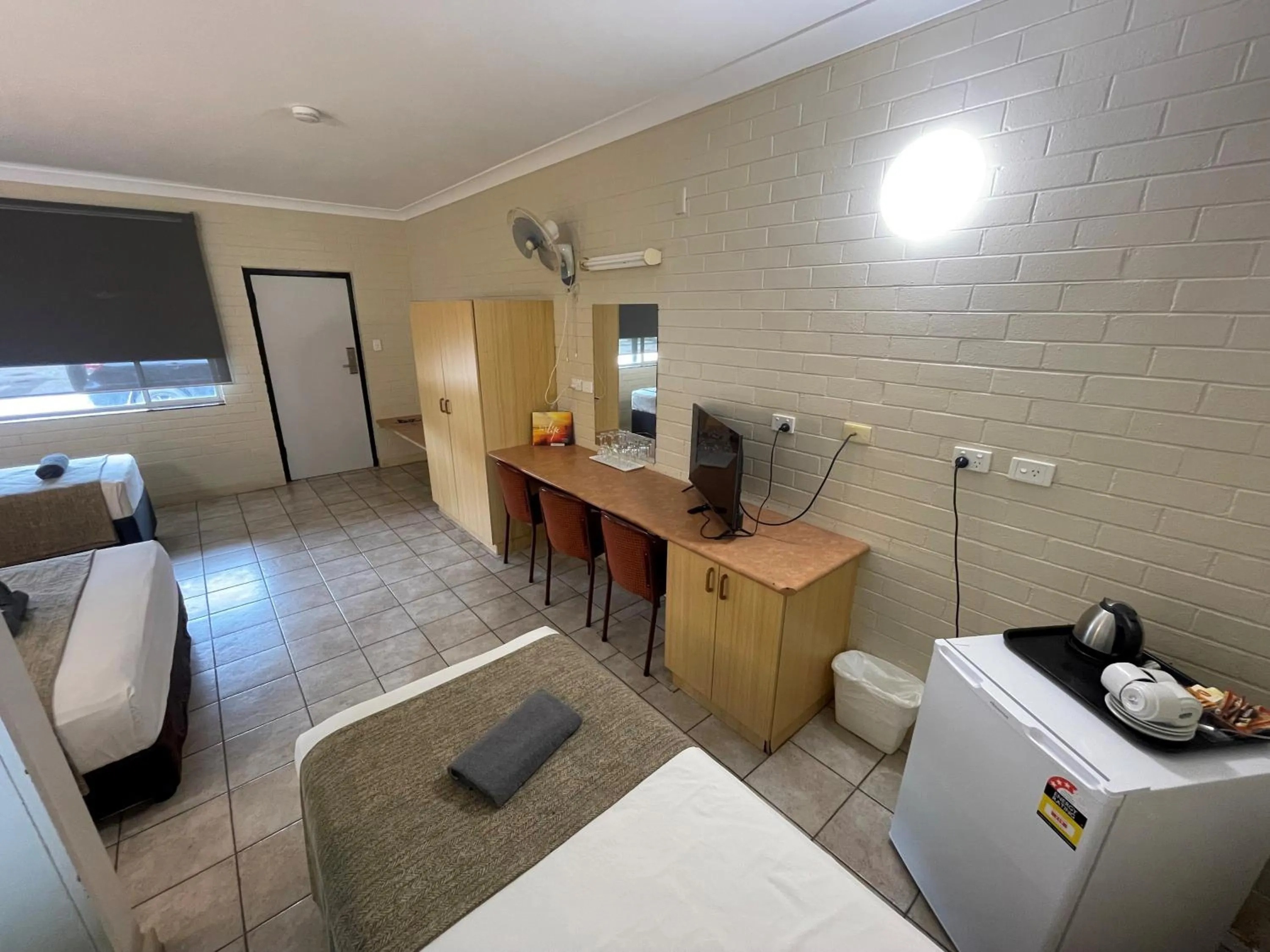 Photo of the whole room, Bed in Pine Tree Motel