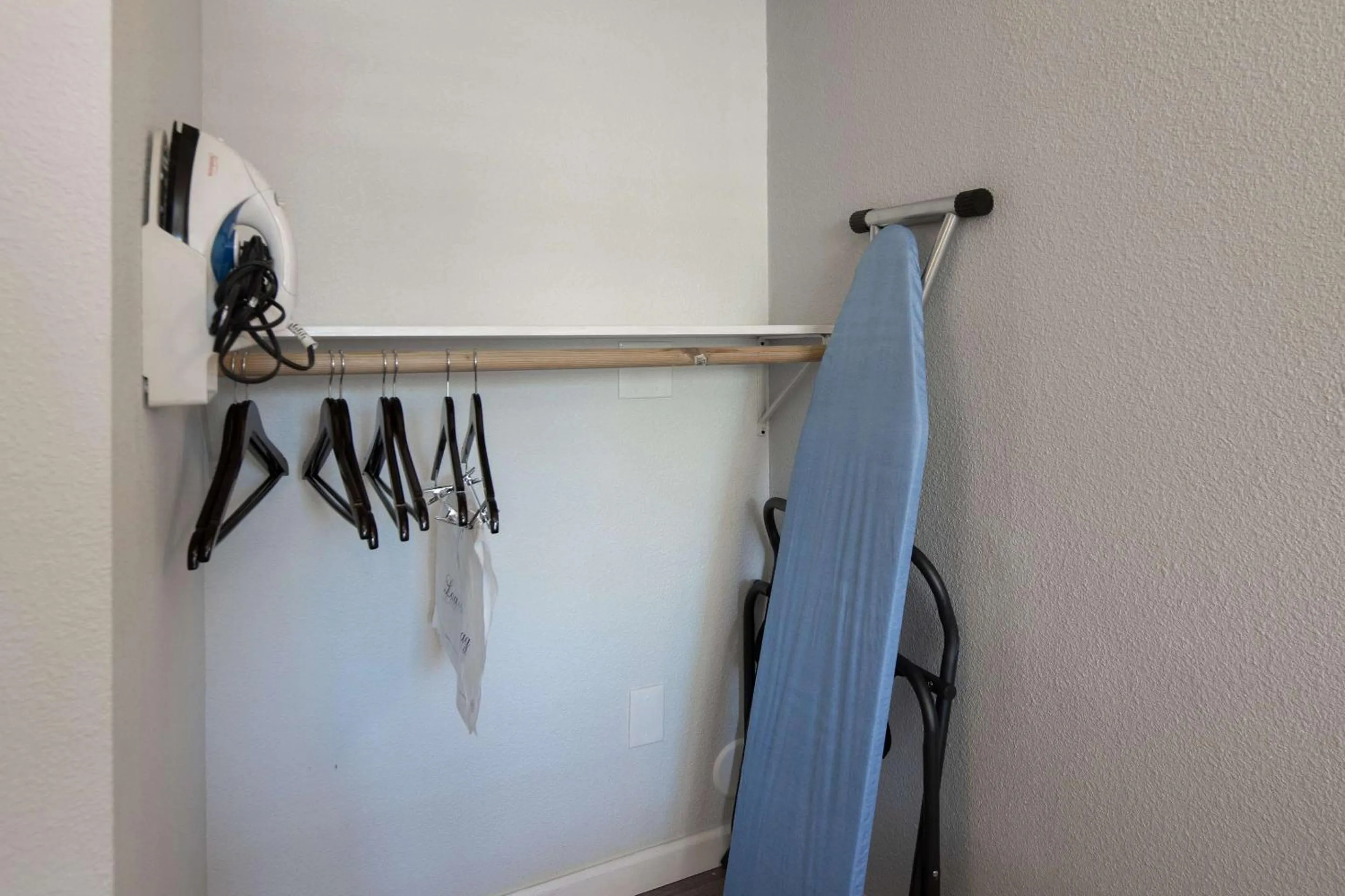 Bedroom in Rodeway Inn Milpitas near Great Mall