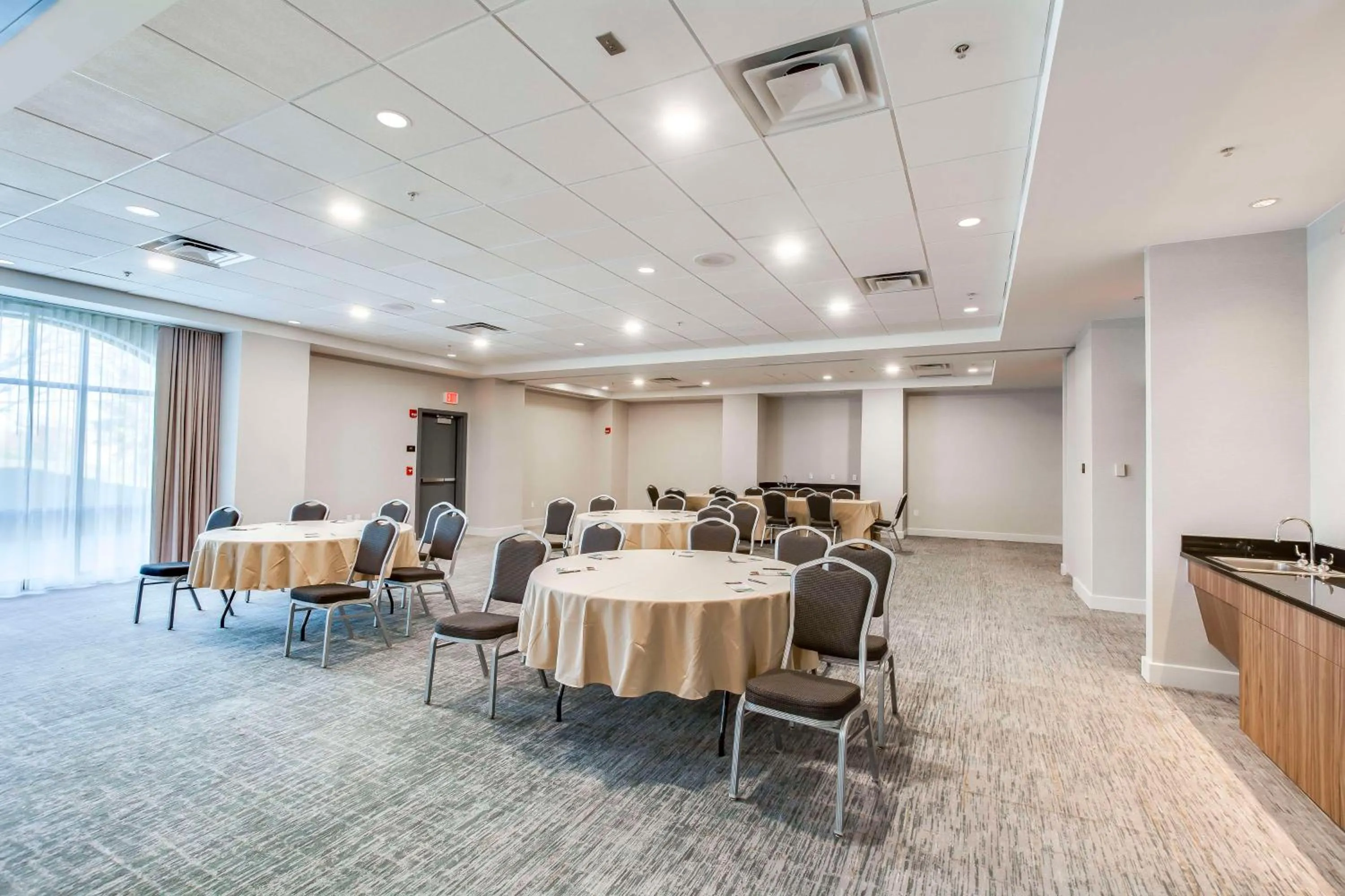 Meeting/conference room in Embassy Suites by Hilton Louisville East