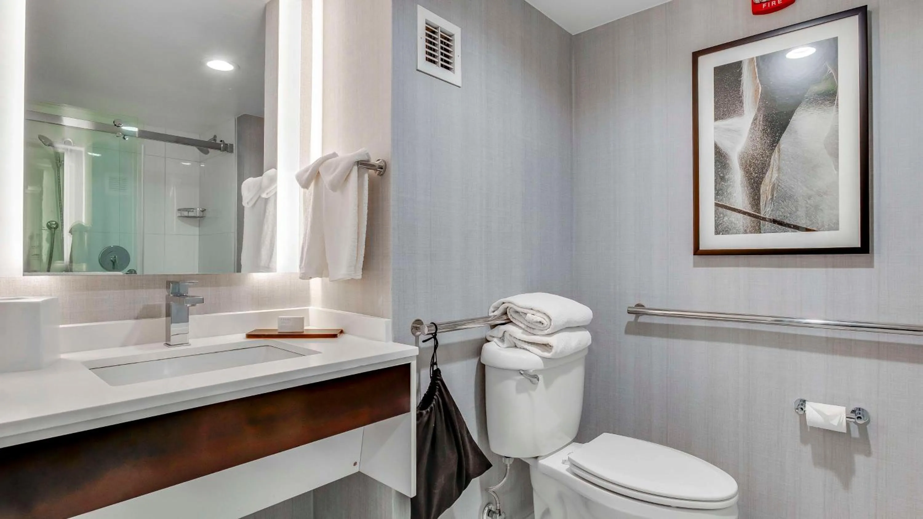 Bathroom in Embassy Suites by Hilton Louisville East