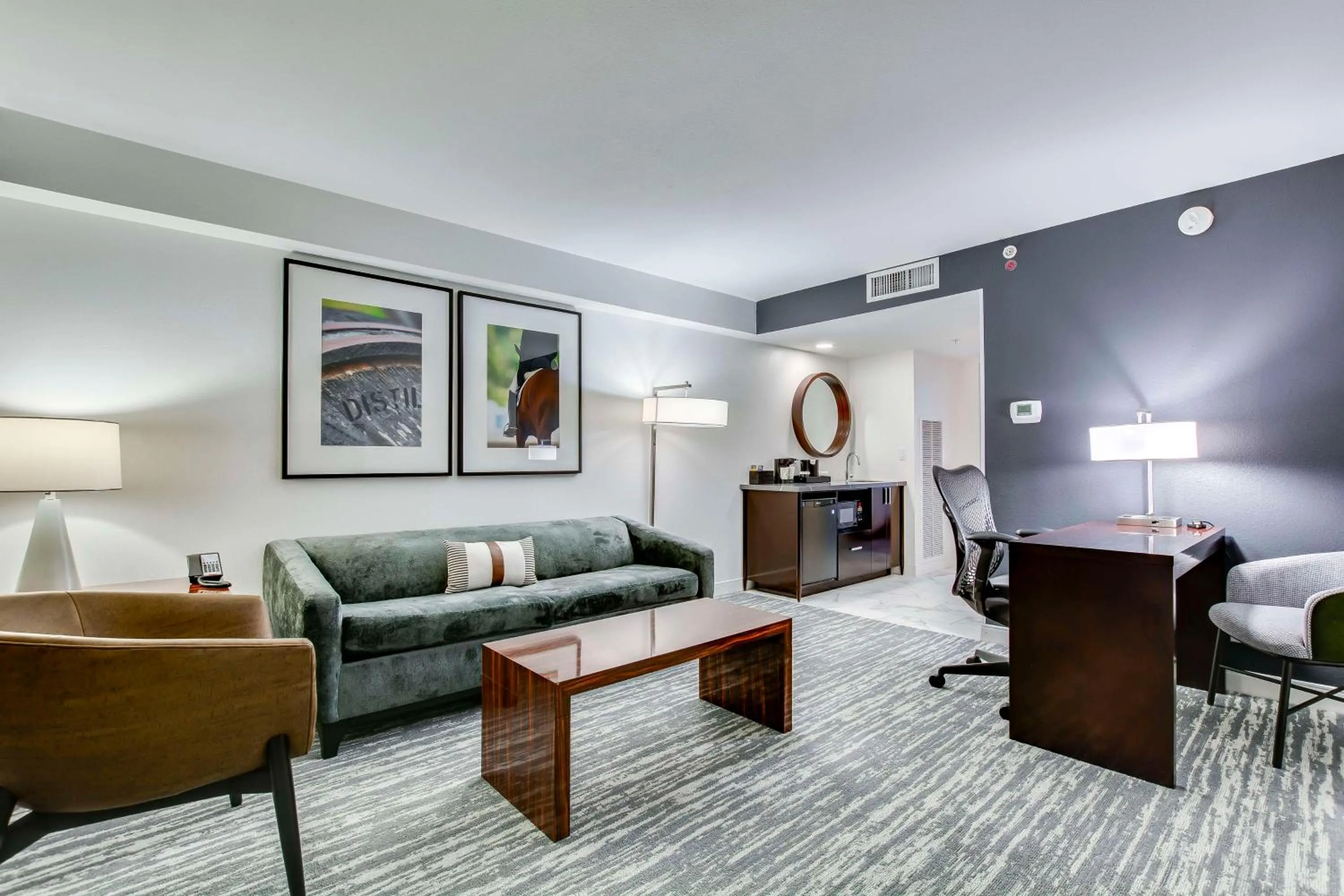 Bedroom in Embassy Suites by Hilton Louisville East