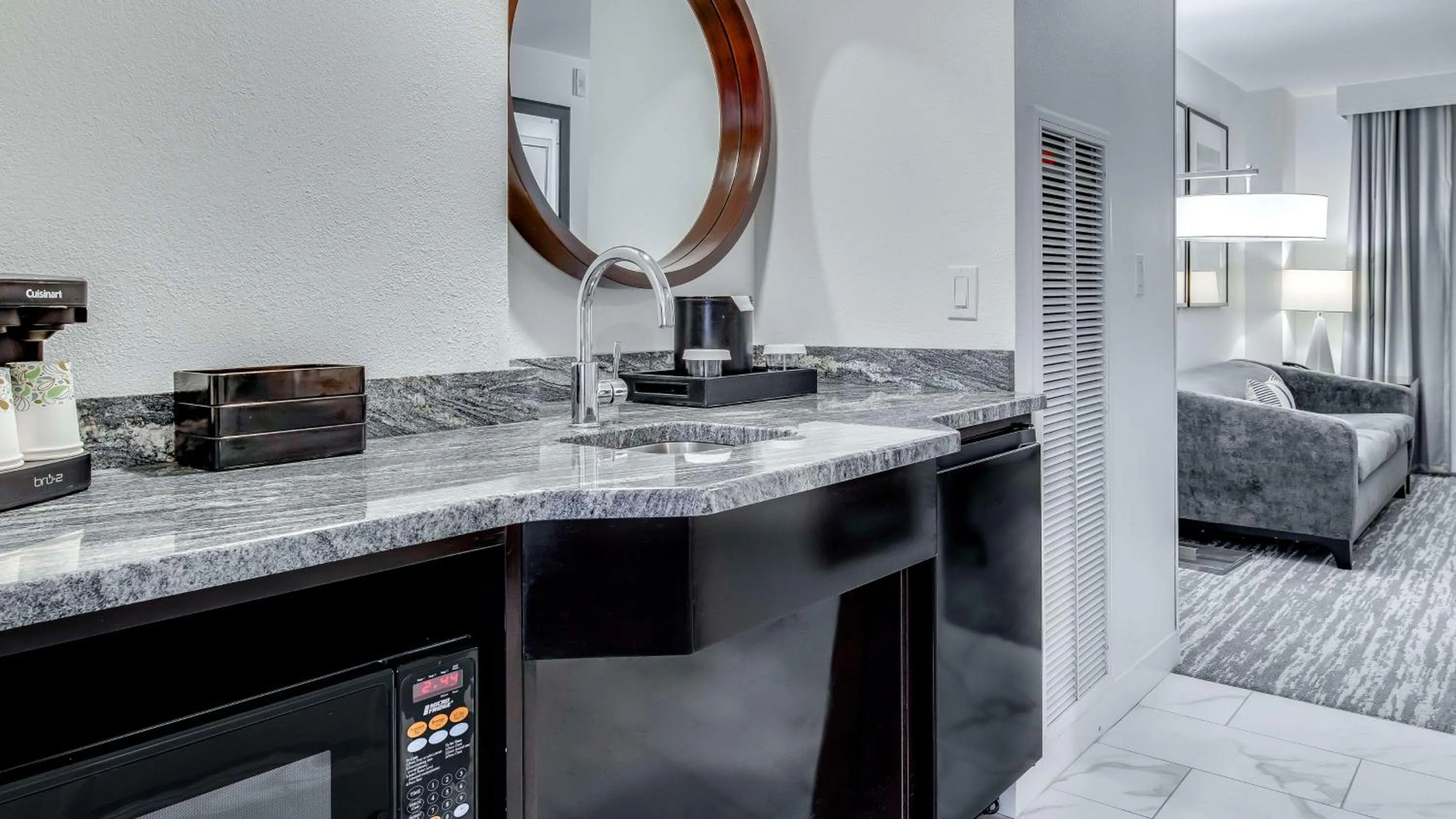 Photo of the whole room, Bed in Embassy Suites by Hilton Louisville East