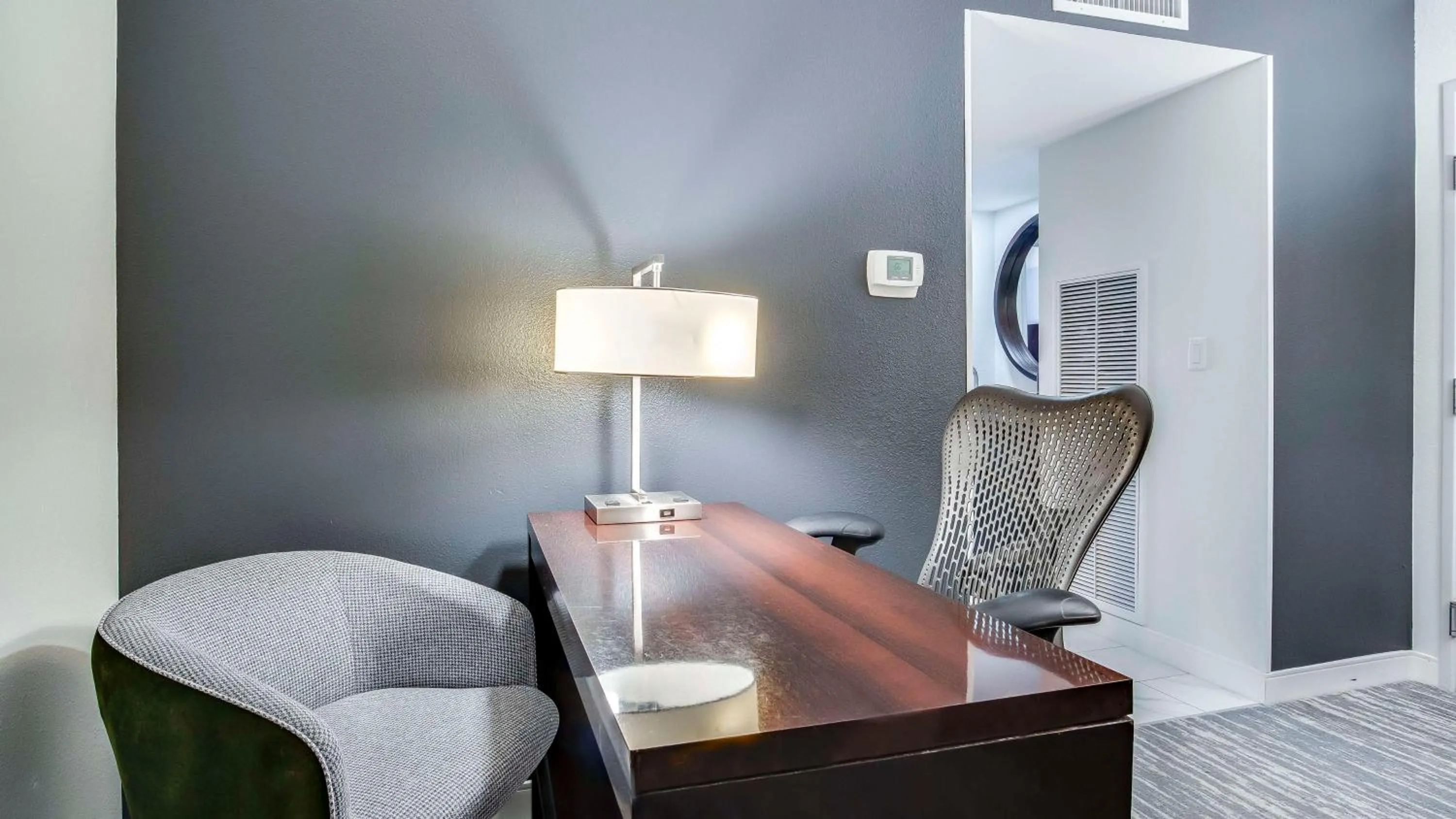 Bedroom in Embassy Suites by Hilton Louisville East