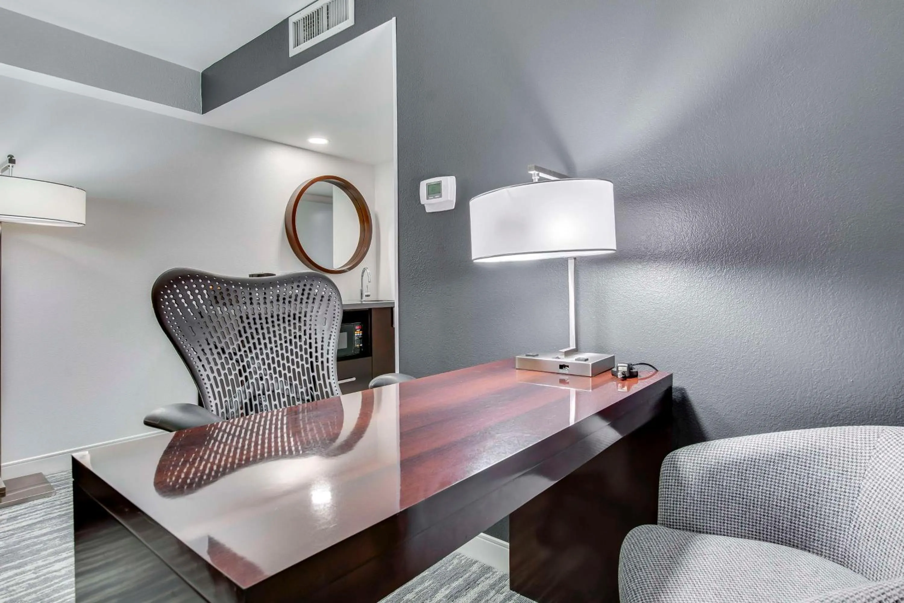 Bedroom in Embassy Suites by Hilton Louisville East