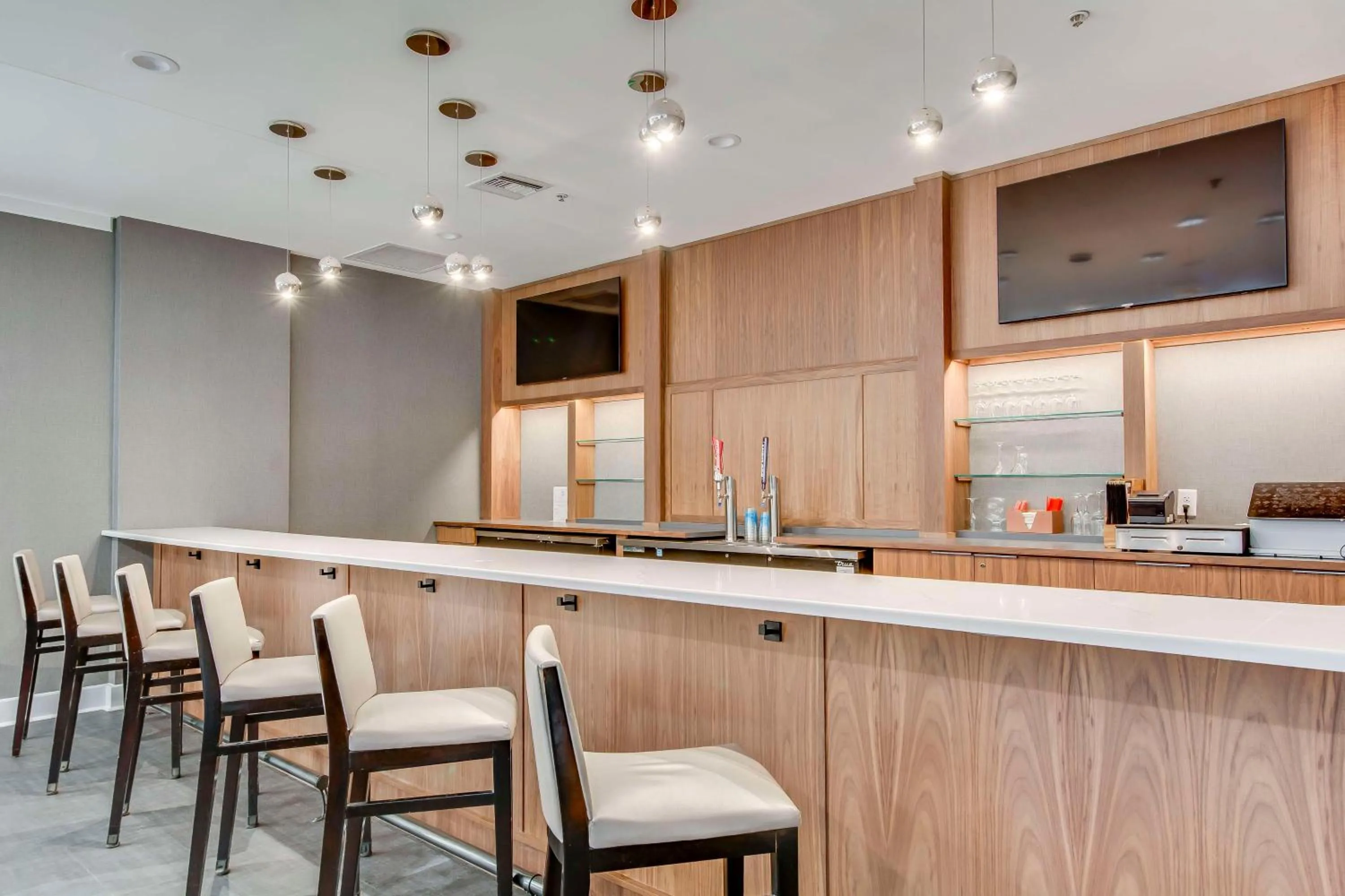 Lounge or bar in Embassy Suites by Hilton Louisville East