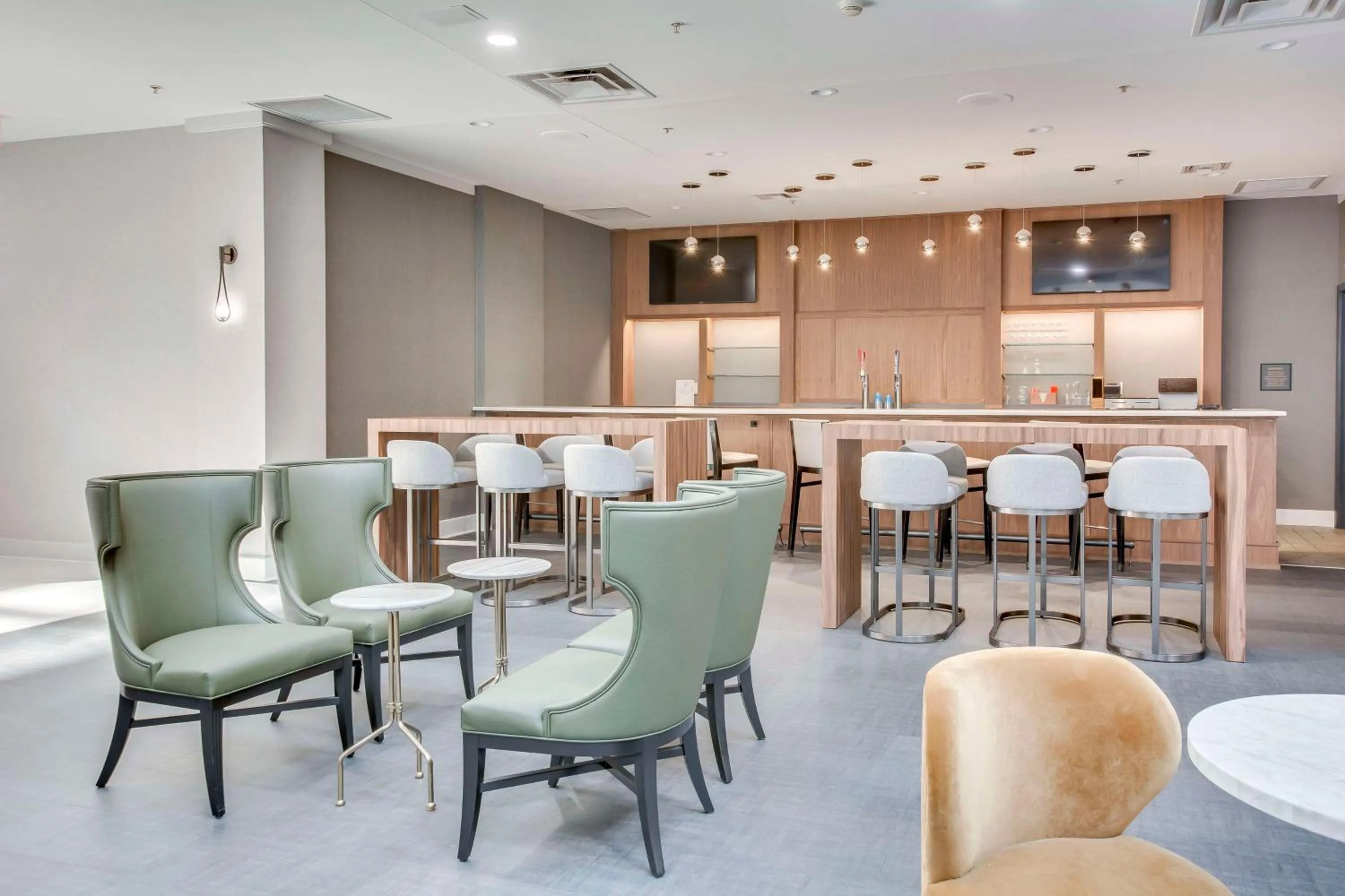 Lounge or bar in Embassy Suites by Hilton Louisville East