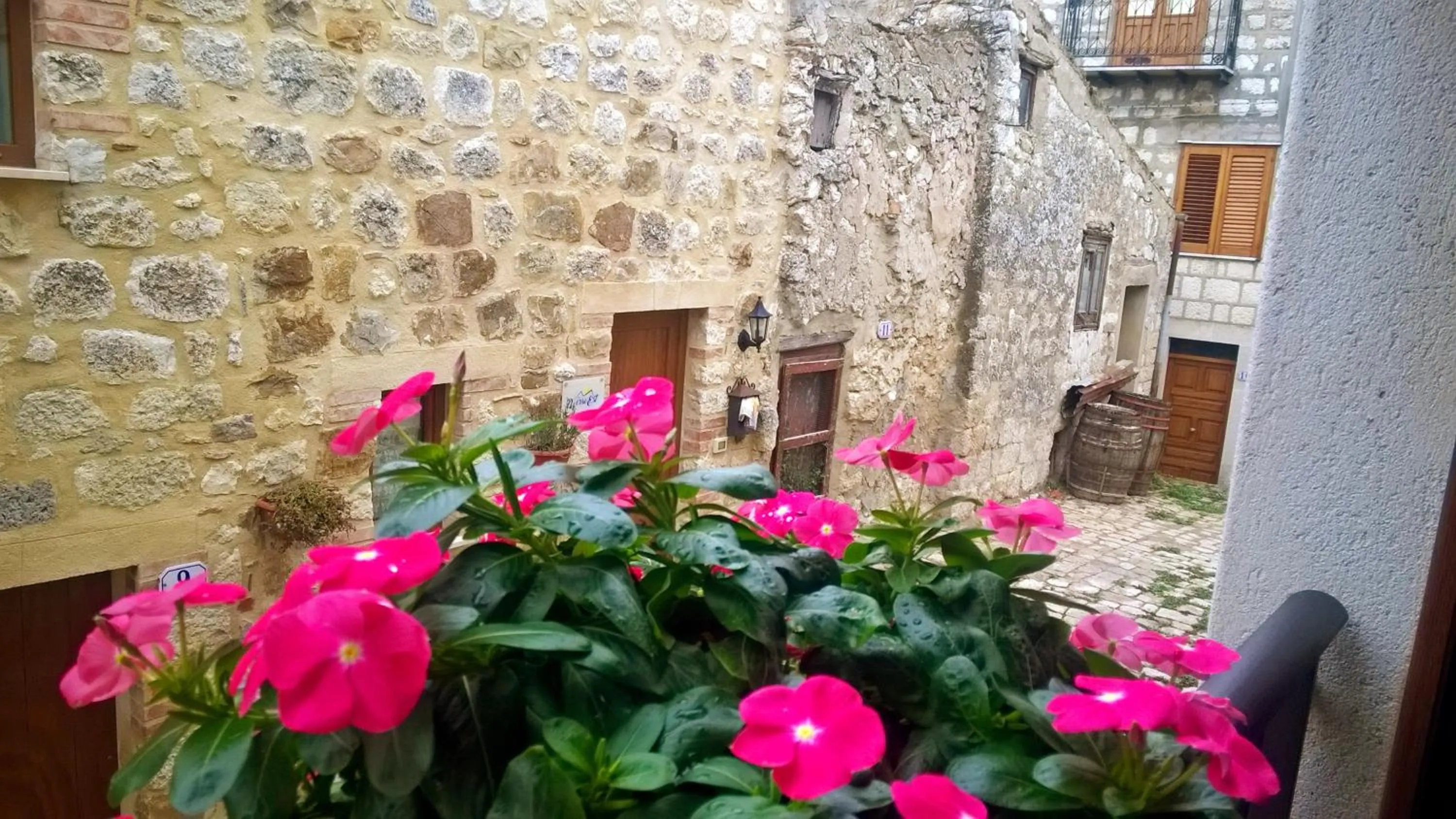 Inner courtyard view in Cas'Antica Soprana
