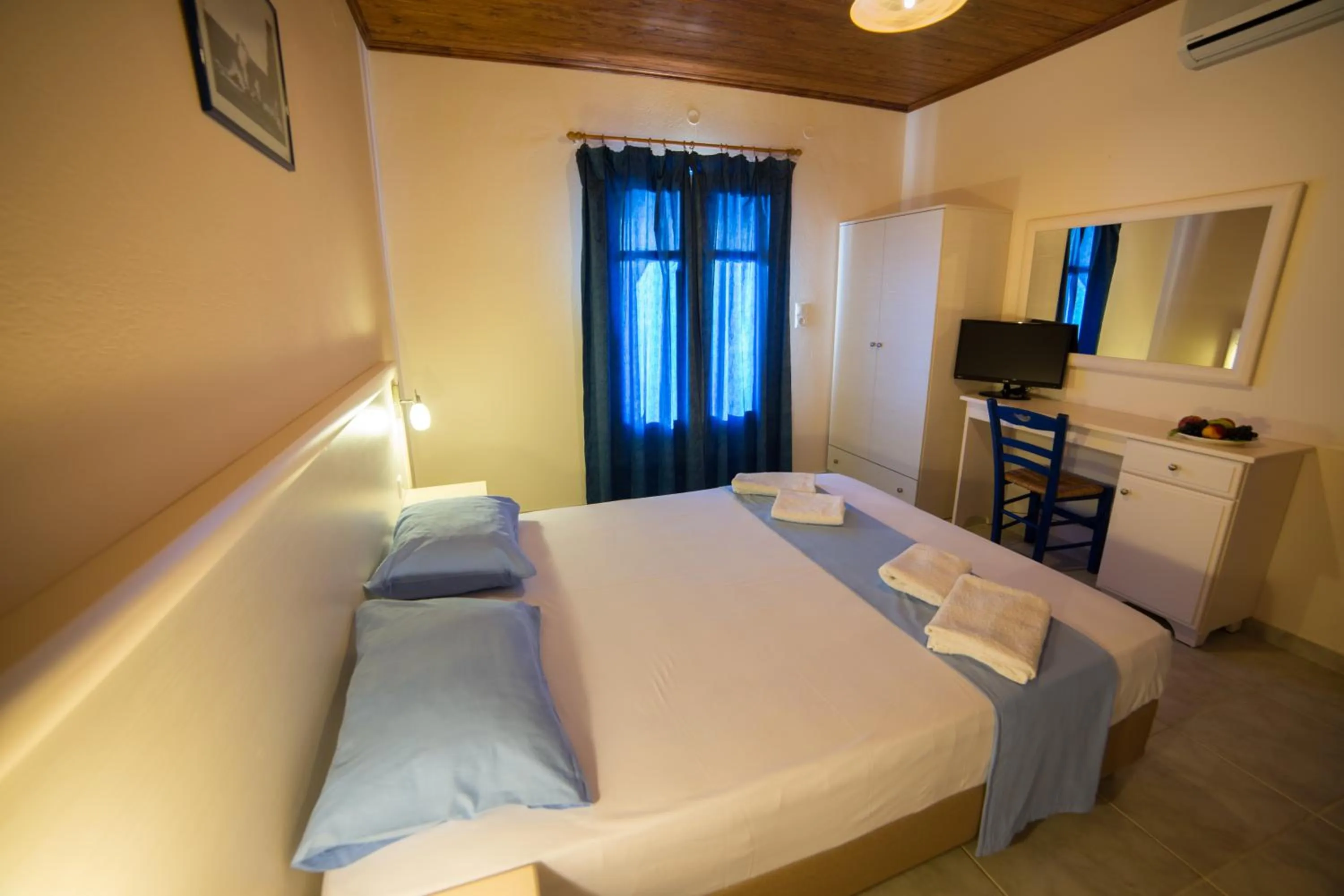 Photo of the whole room in Sunset Hotel