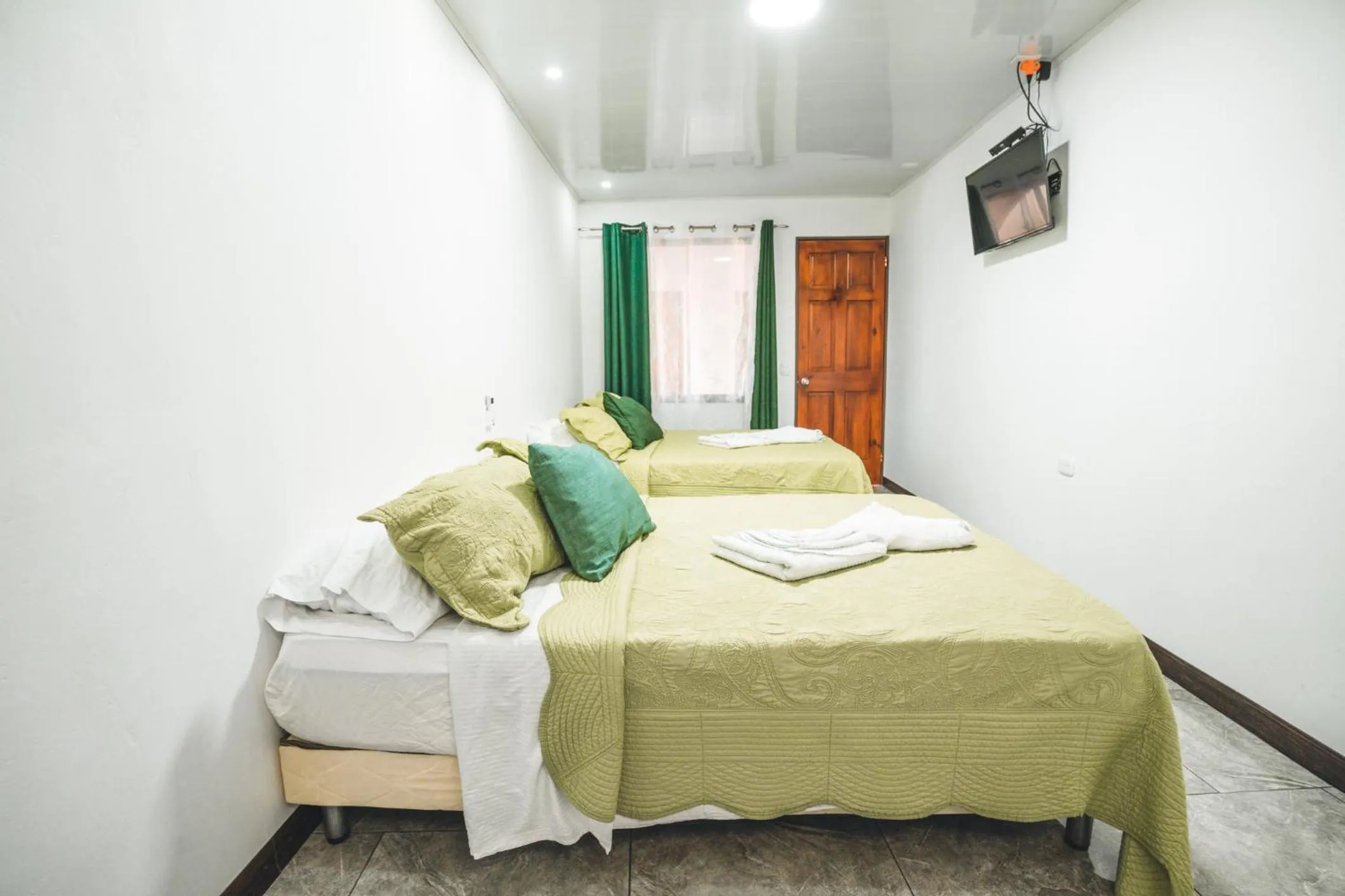 Photo of the whole room, Bed in Hotel Hoja de Oro Corcovado
