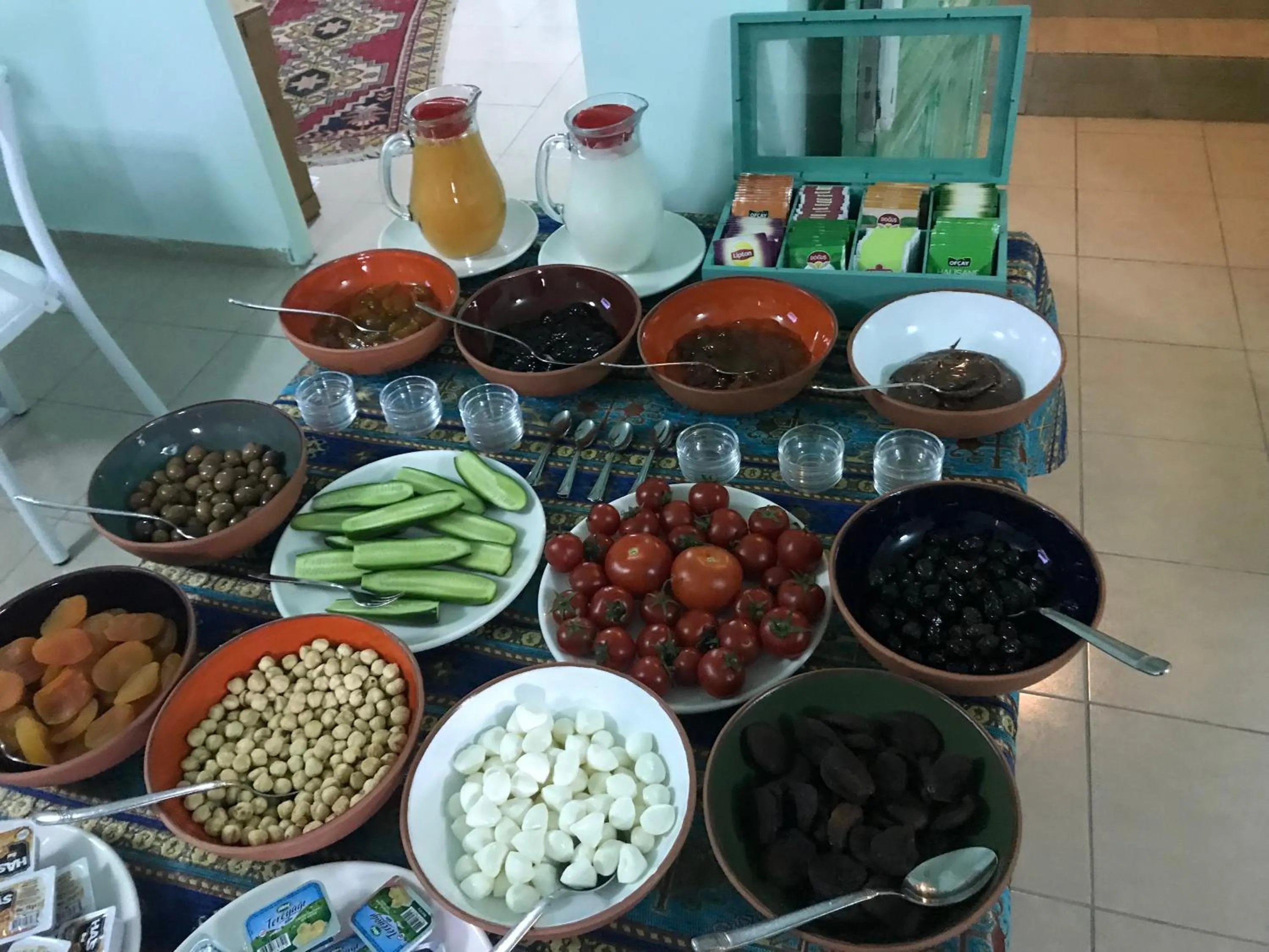 Food and drinks in KEMAL STONE HOUSE HOTEL.