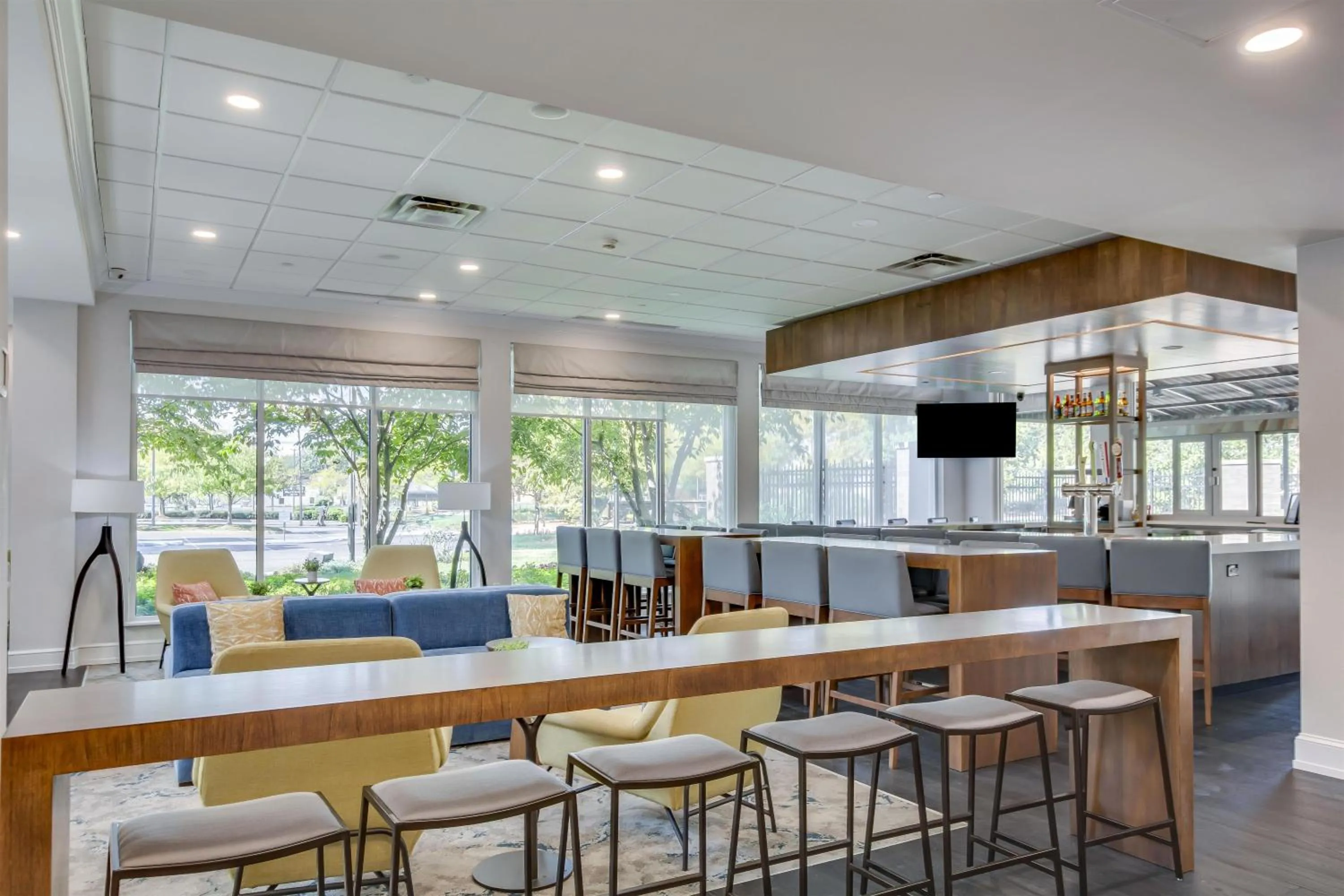 Lounge or bar in Hilton Garden Inn Louisville Airport