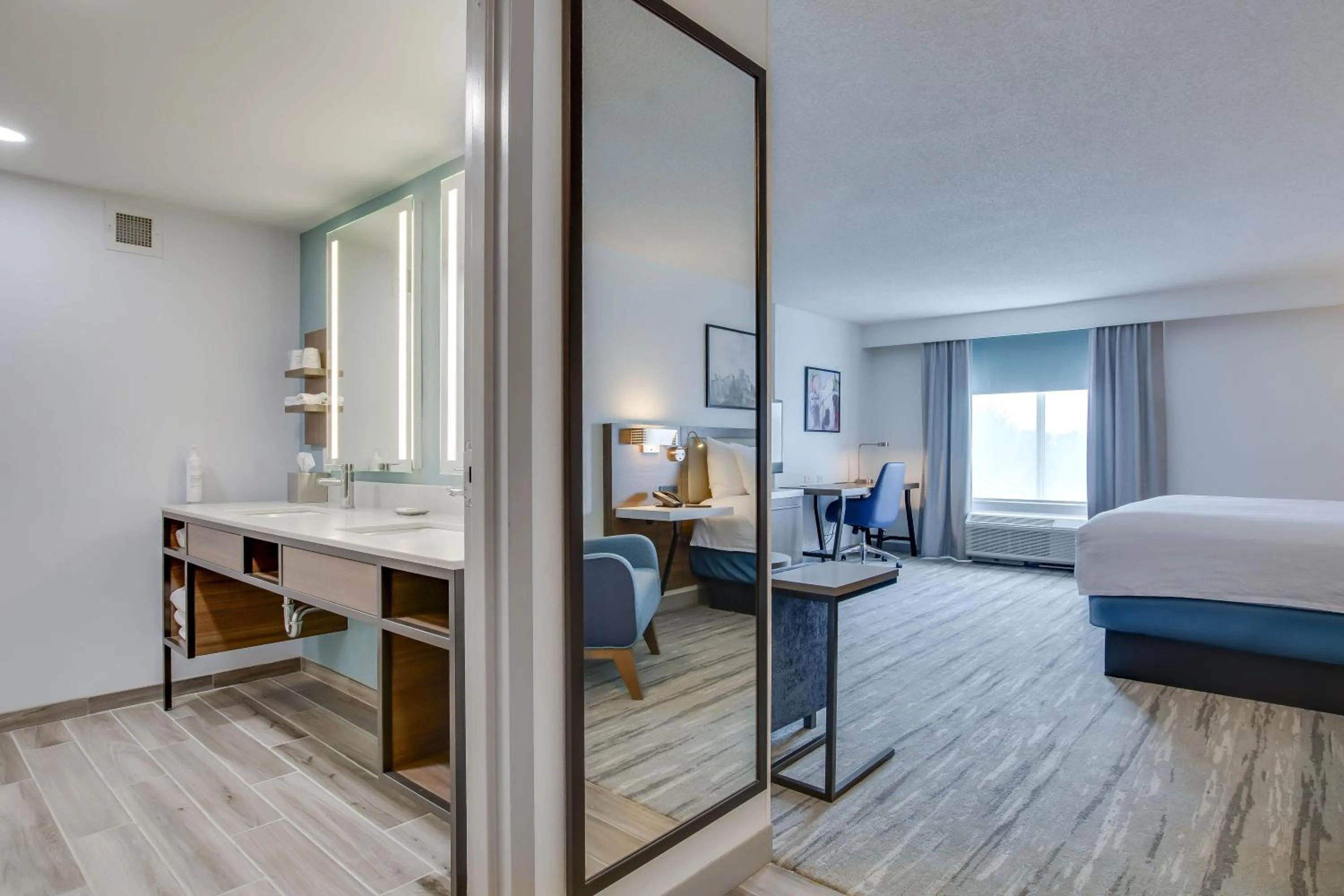 Bathroom, Bed in Hilton Garden Inn Louisville Airport