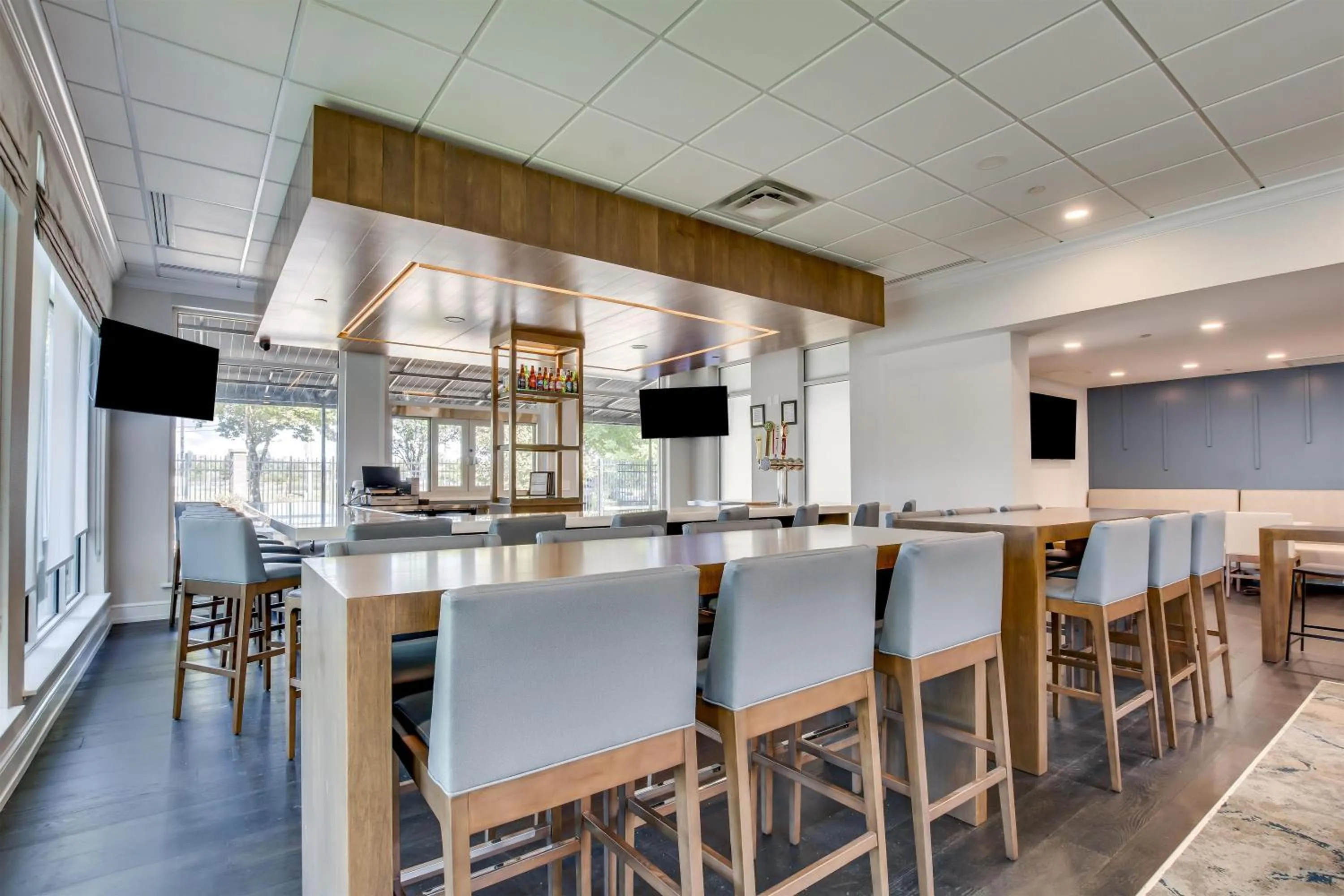 Lounge or bar in Hilton Garden Inn Louisville Airport