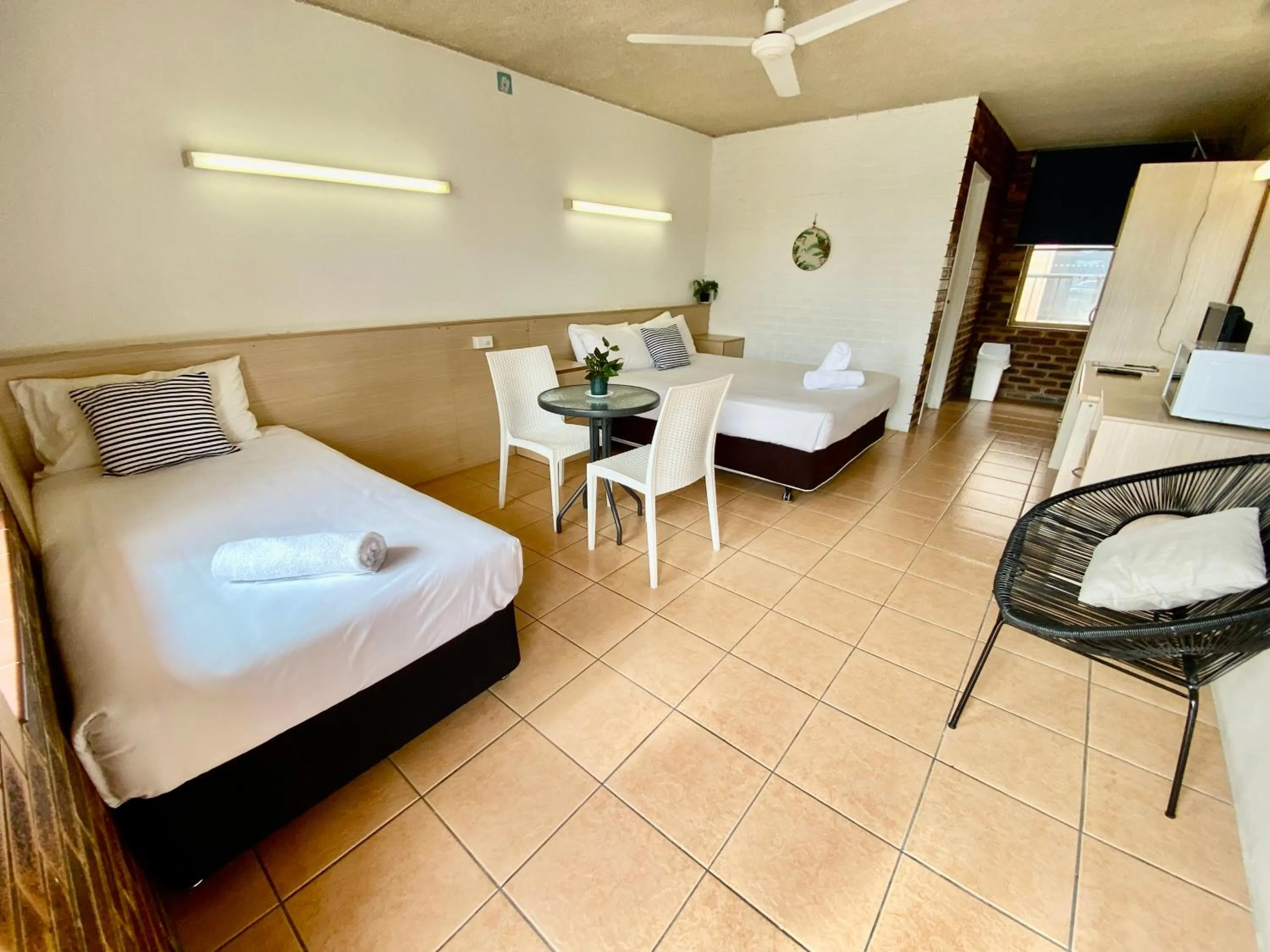 Bed in Camden Motor Inn