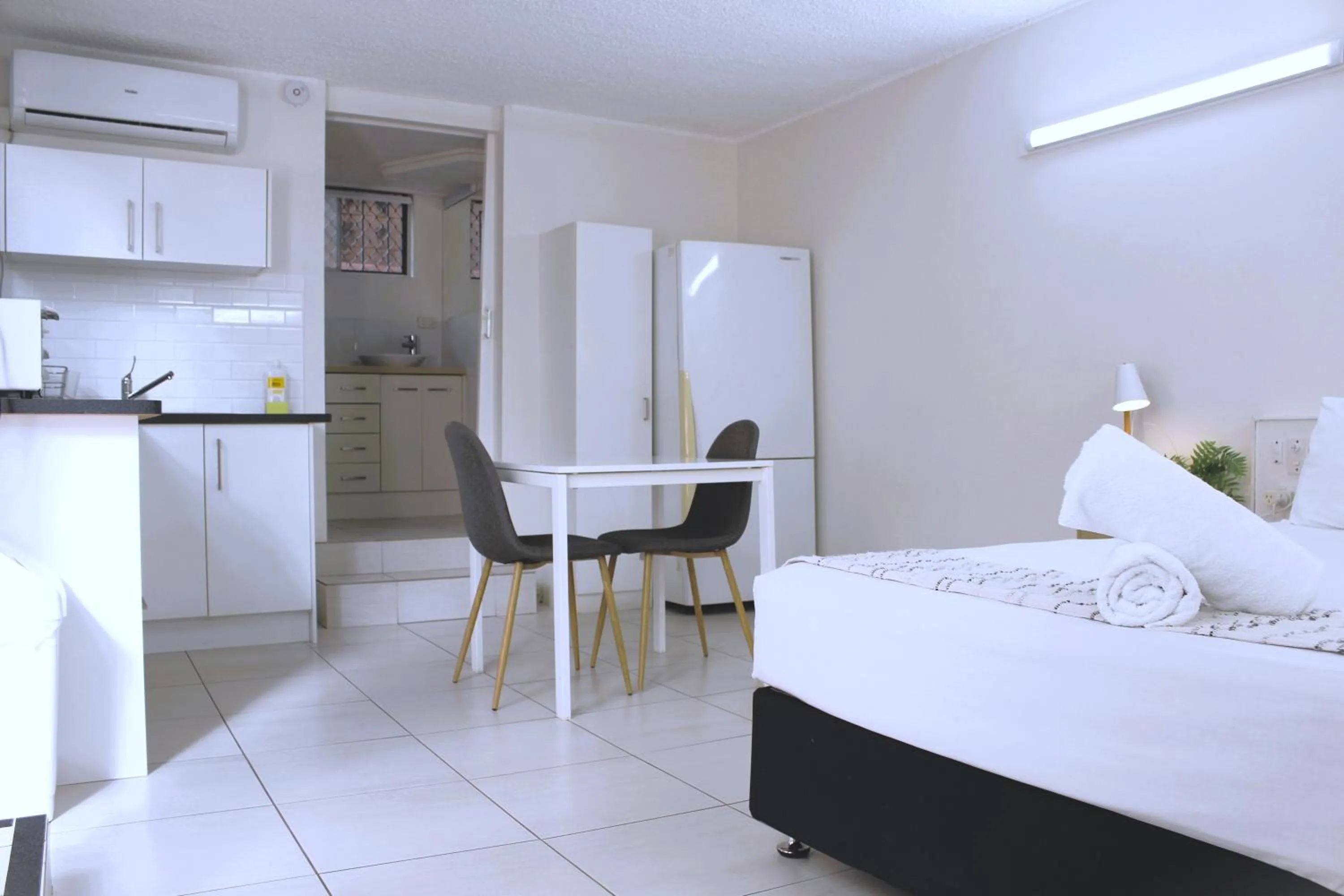 Bed in Camden Motor Inn