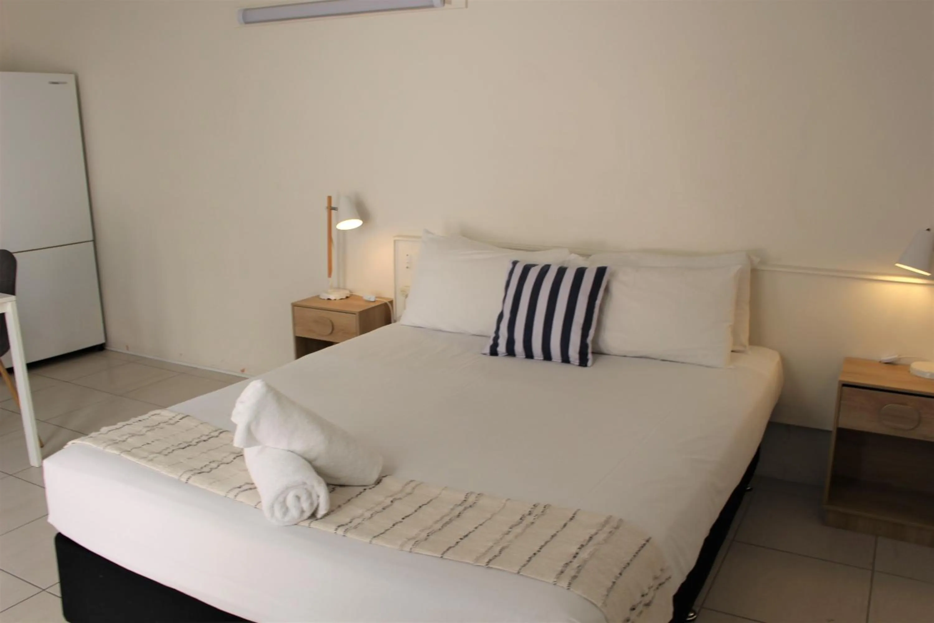 Bed in Camden Motor Inn