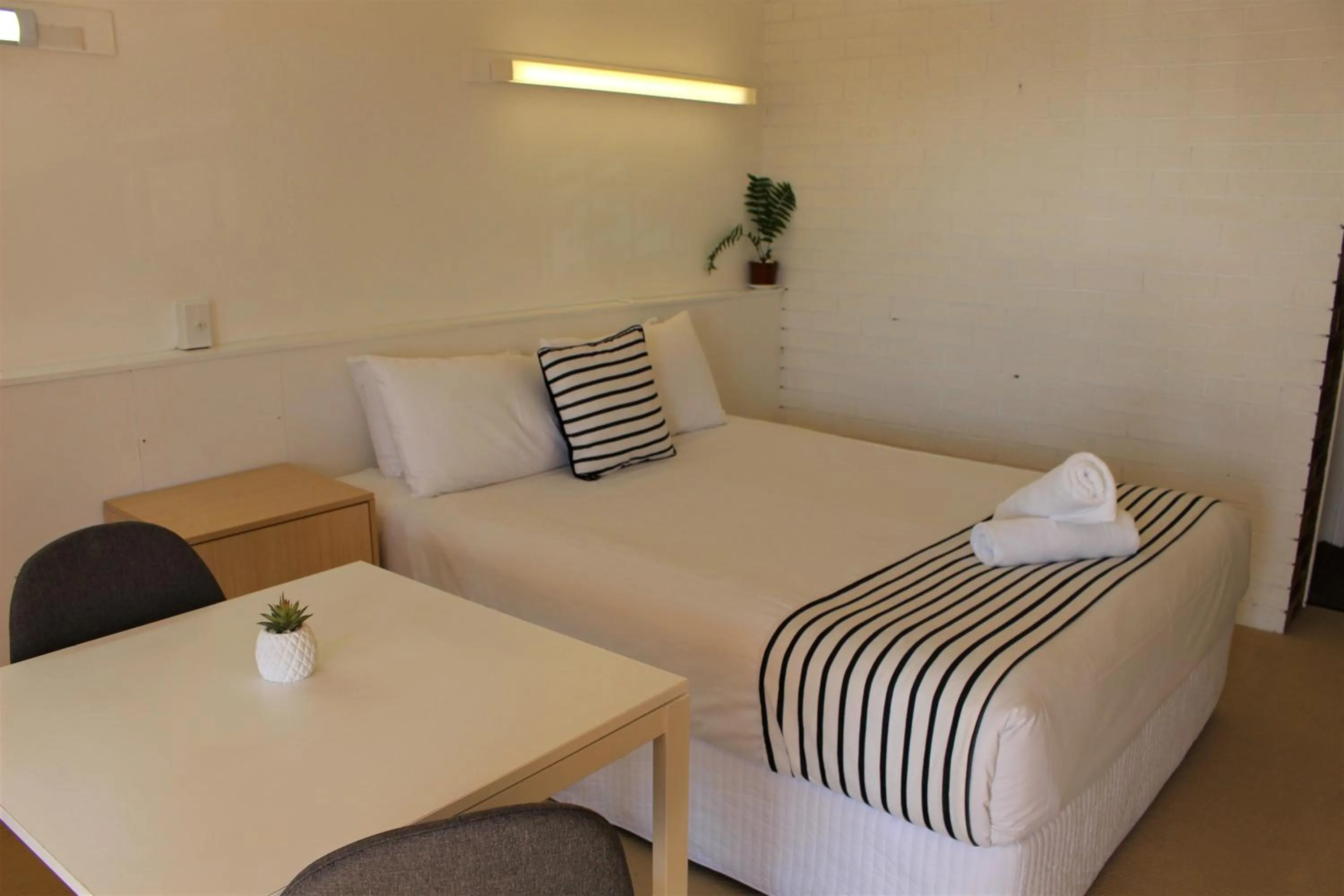 Bed in Camden Motor Inn