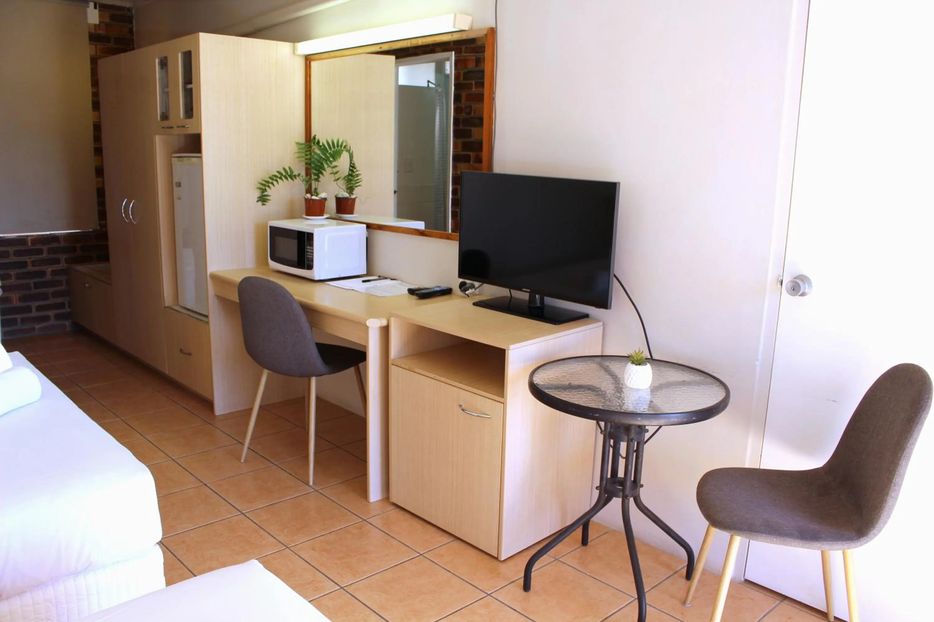 Bed in Camden Motor Inn