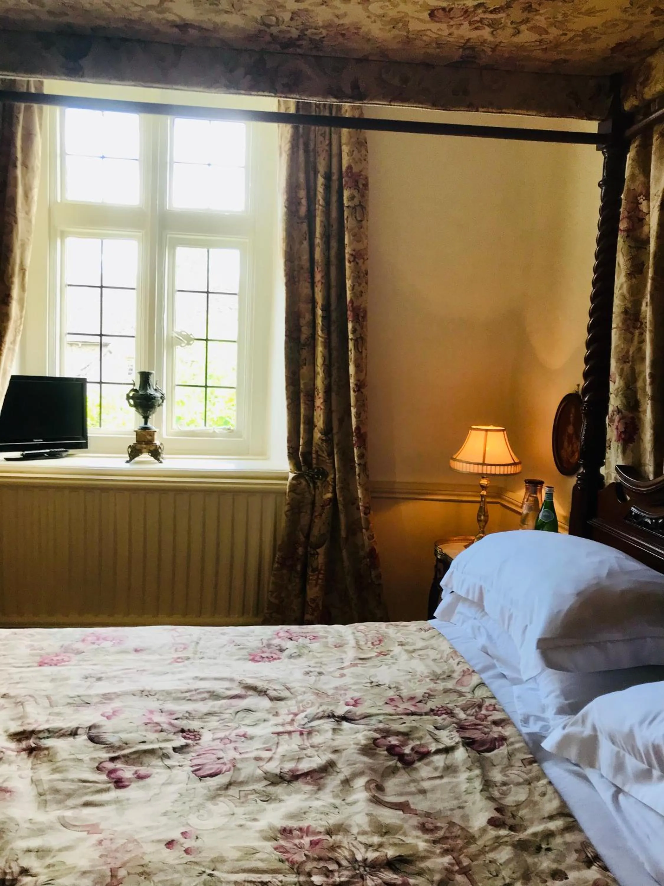 Bedroom, Bed in Buscot Manor
