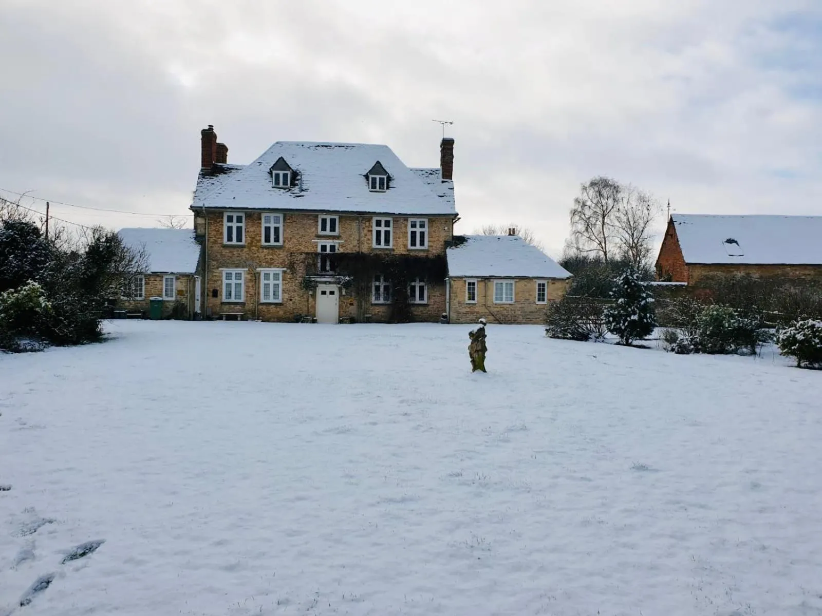 Property building in Buscot Manor