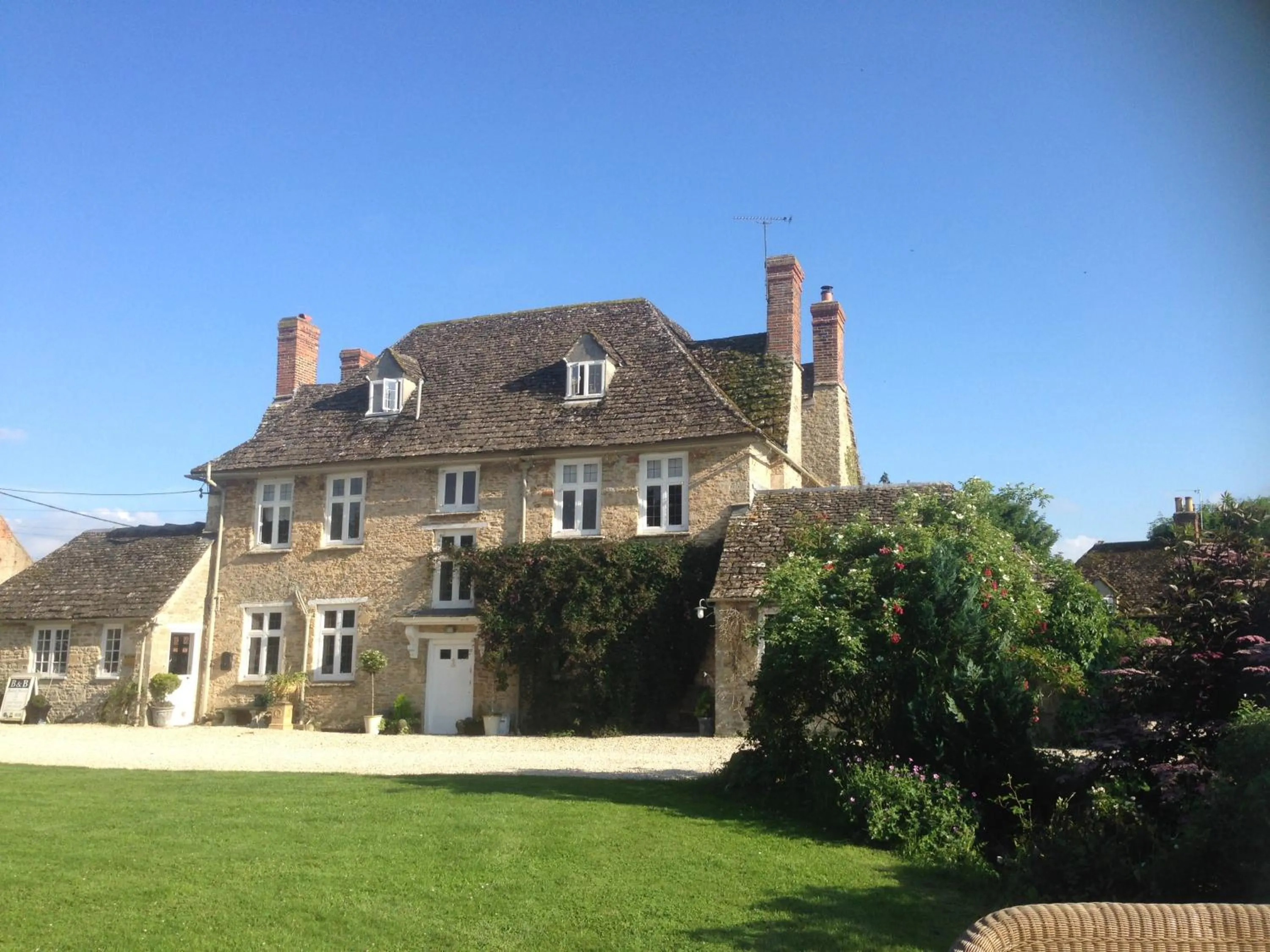 Property building in Buscot Manor