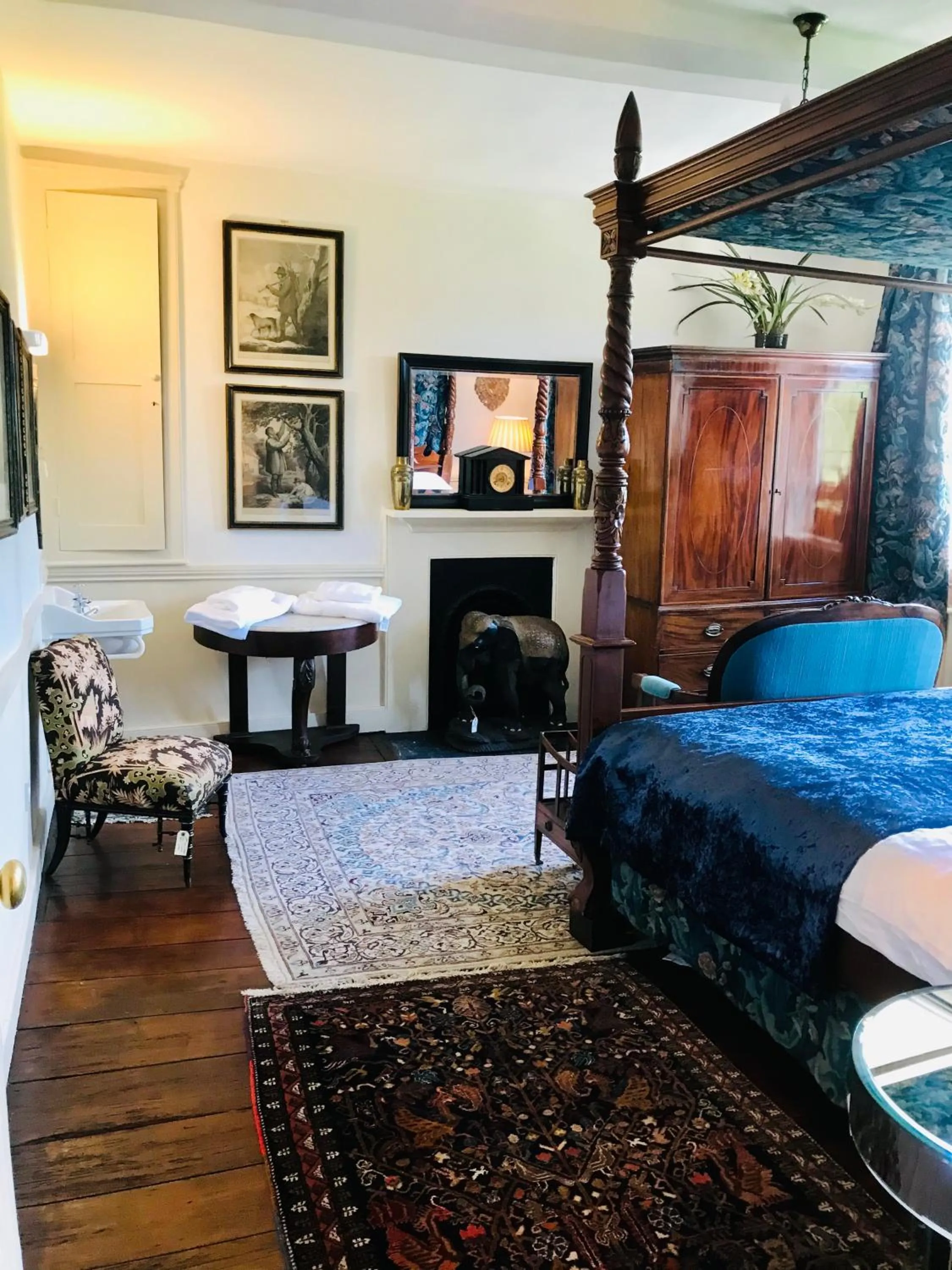 Bedroom, Bed in Buscot Manor