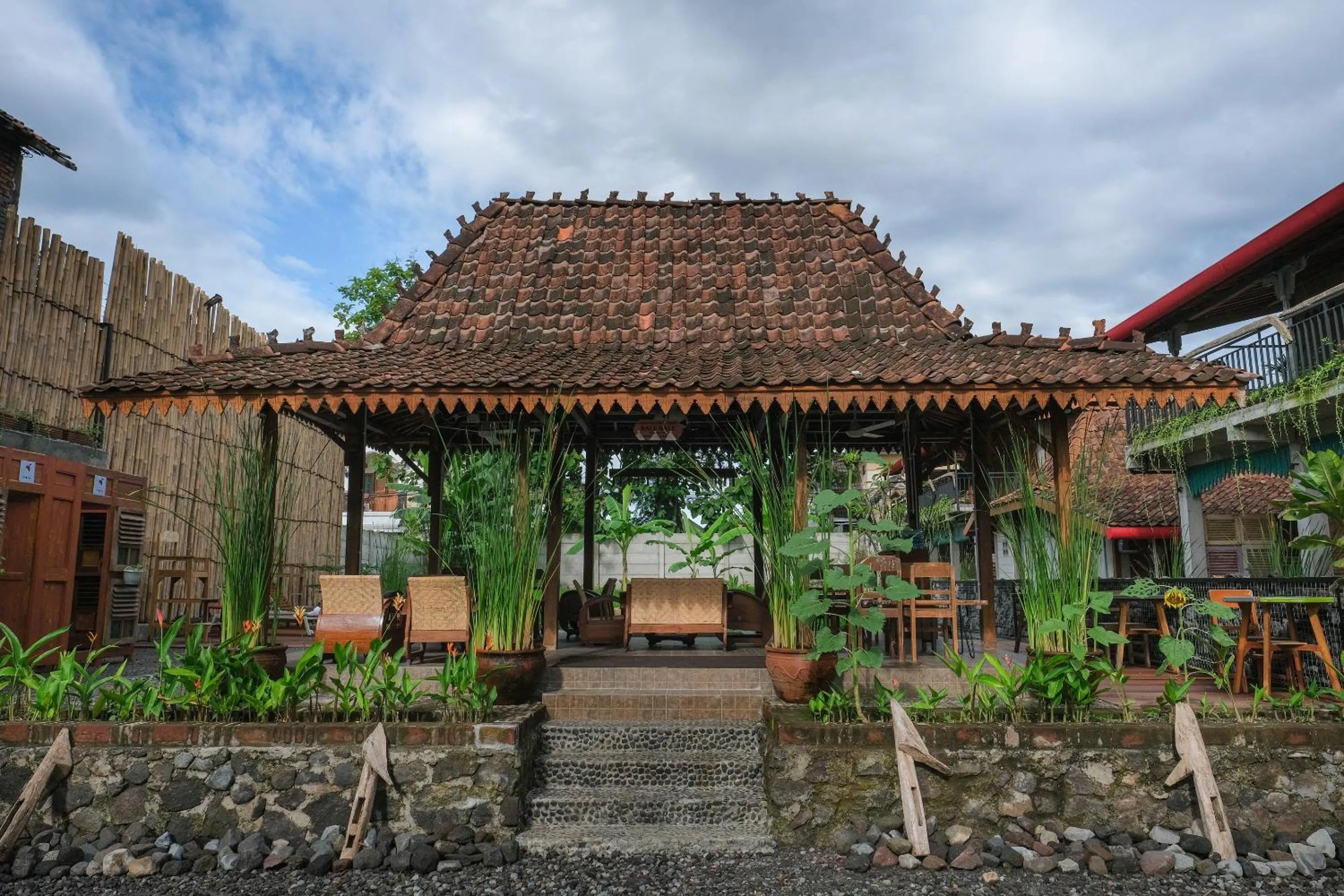 Restaurant/places to eat in Kampung Lawasan Heritage Cottage