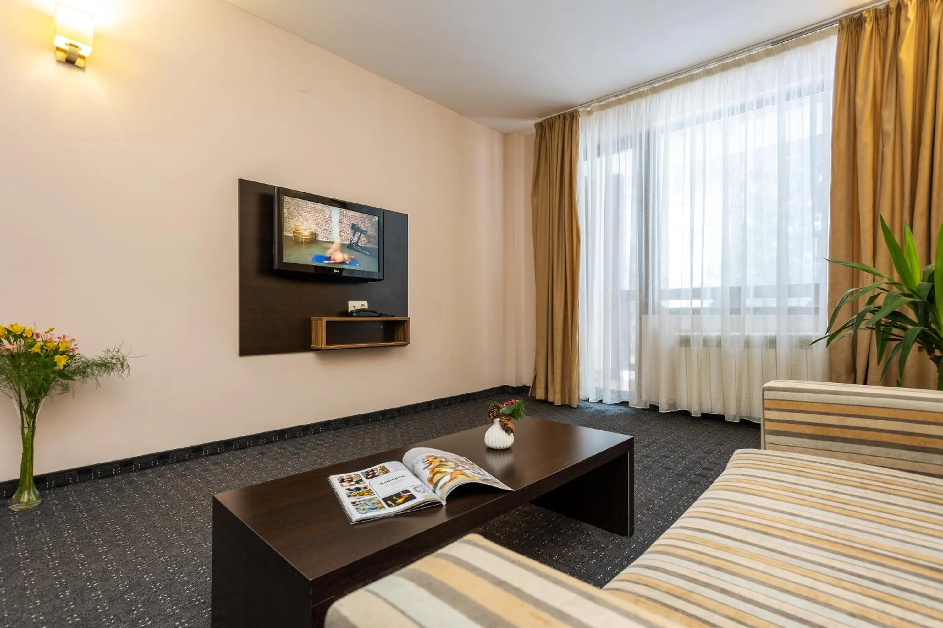 Communal lounge/ TV room, Bed in Hotel Mursalitsa by HMG - Half board
