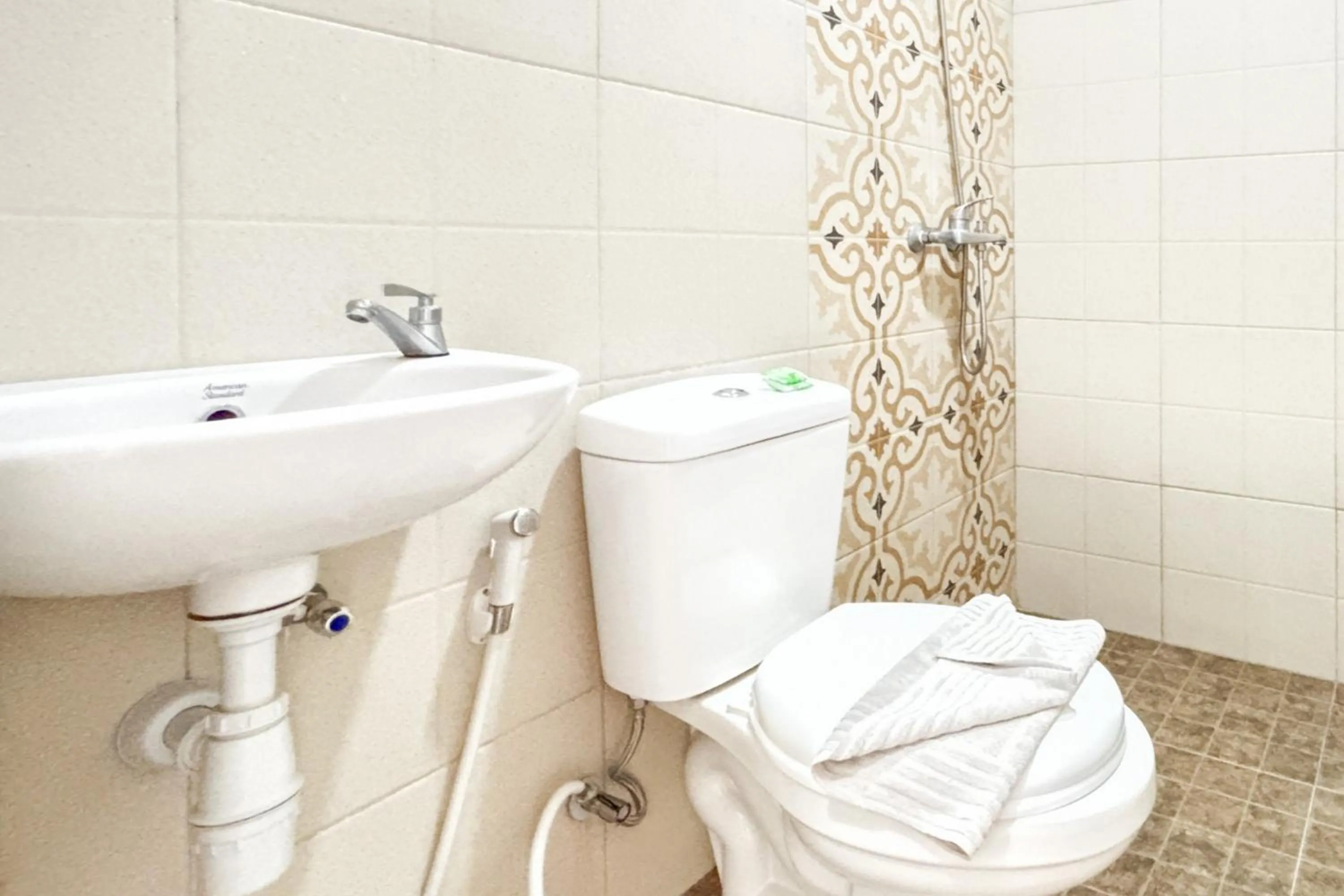 Bathroom in Urbanview Hotel Omah Anin Batu by RedDoorz