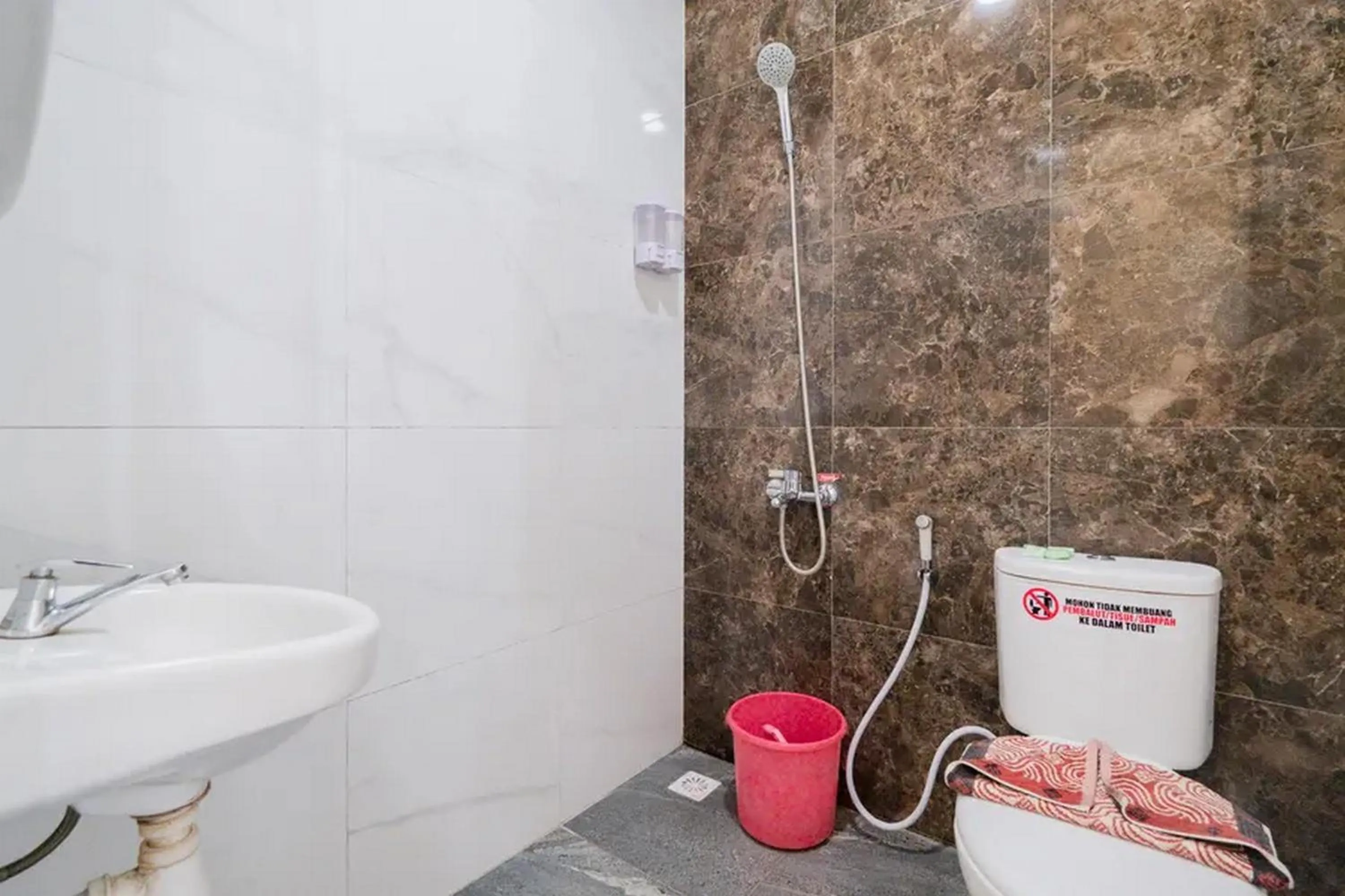 Bathroom in Urbanview Hotel Omah Anin Batu by RedDoorz