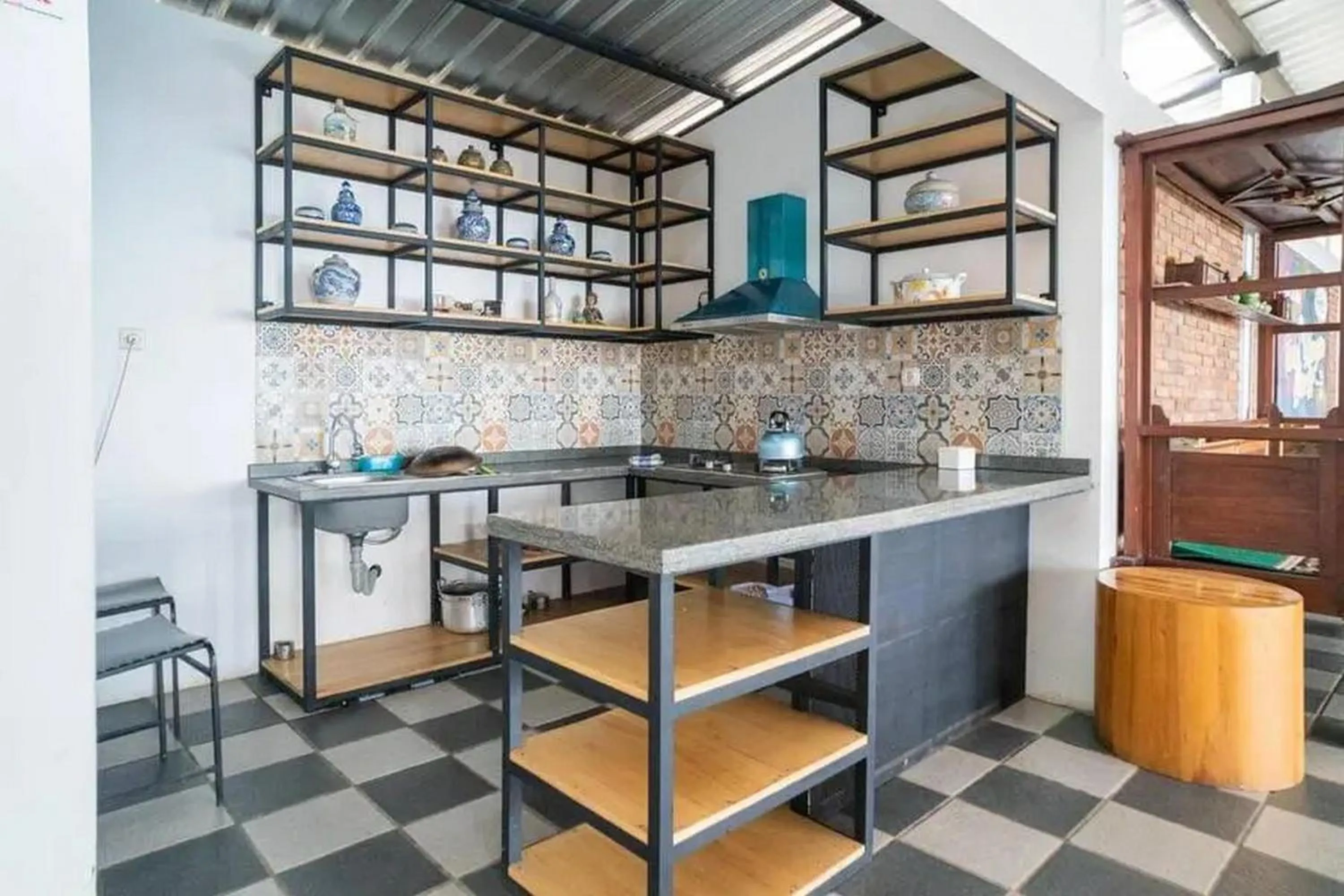 Kitchen or kitchenette in Urbanview Hotel Omah Anin Batu by RedDoorz