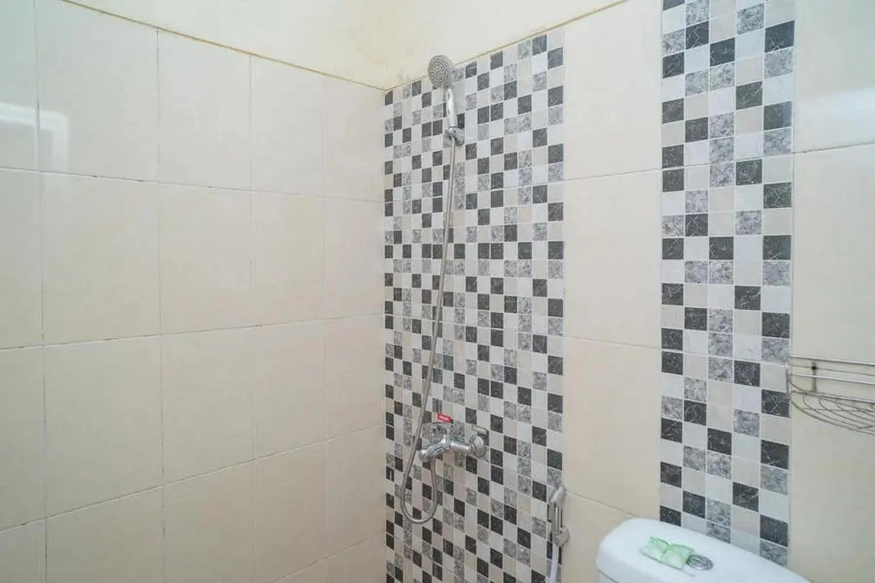 Bathroom in Urbanview Hotel Omah Anin Batu by RedDoorz