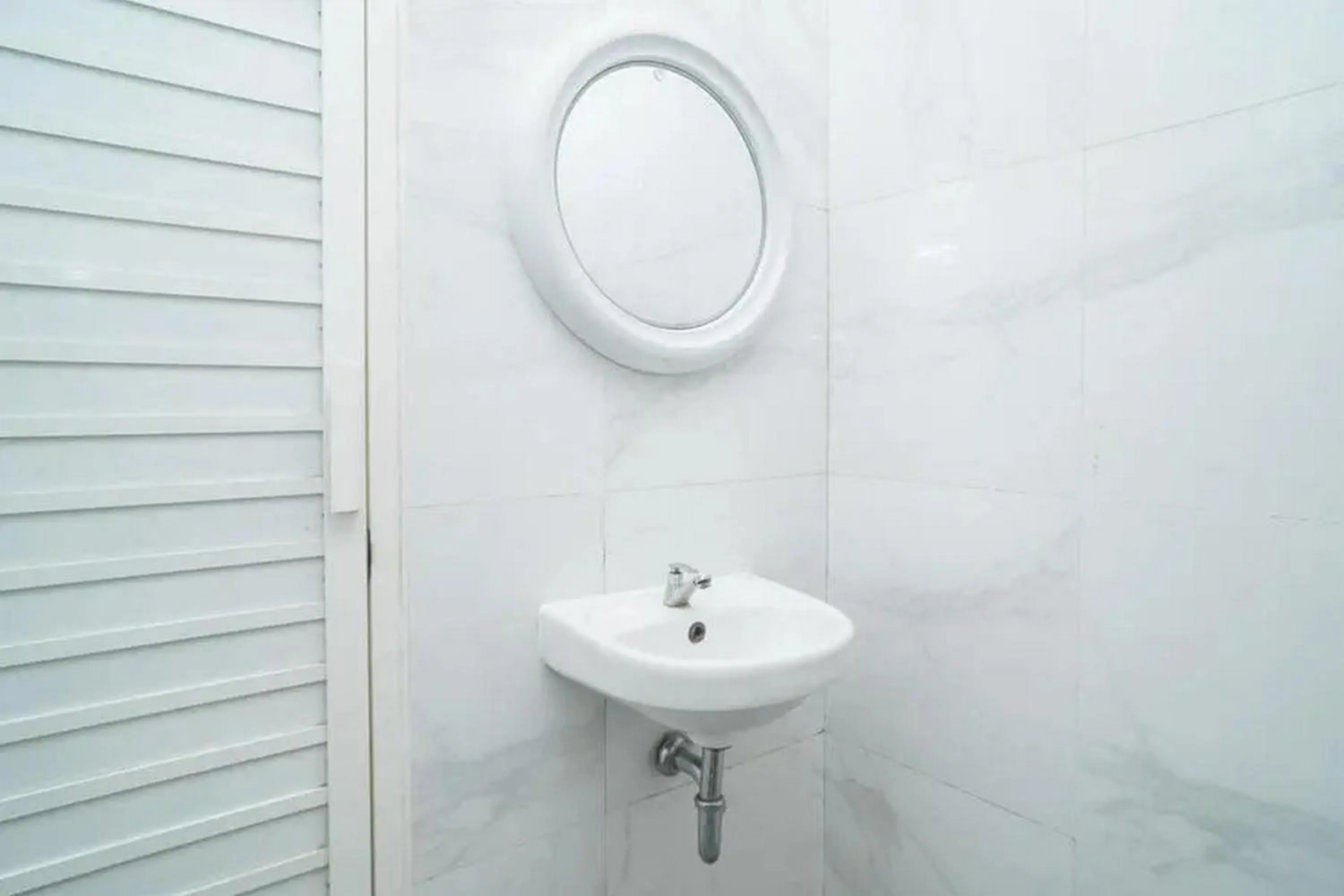 Bathroom in Urbanview Hotel Omah Anin Batu by RedDoorz